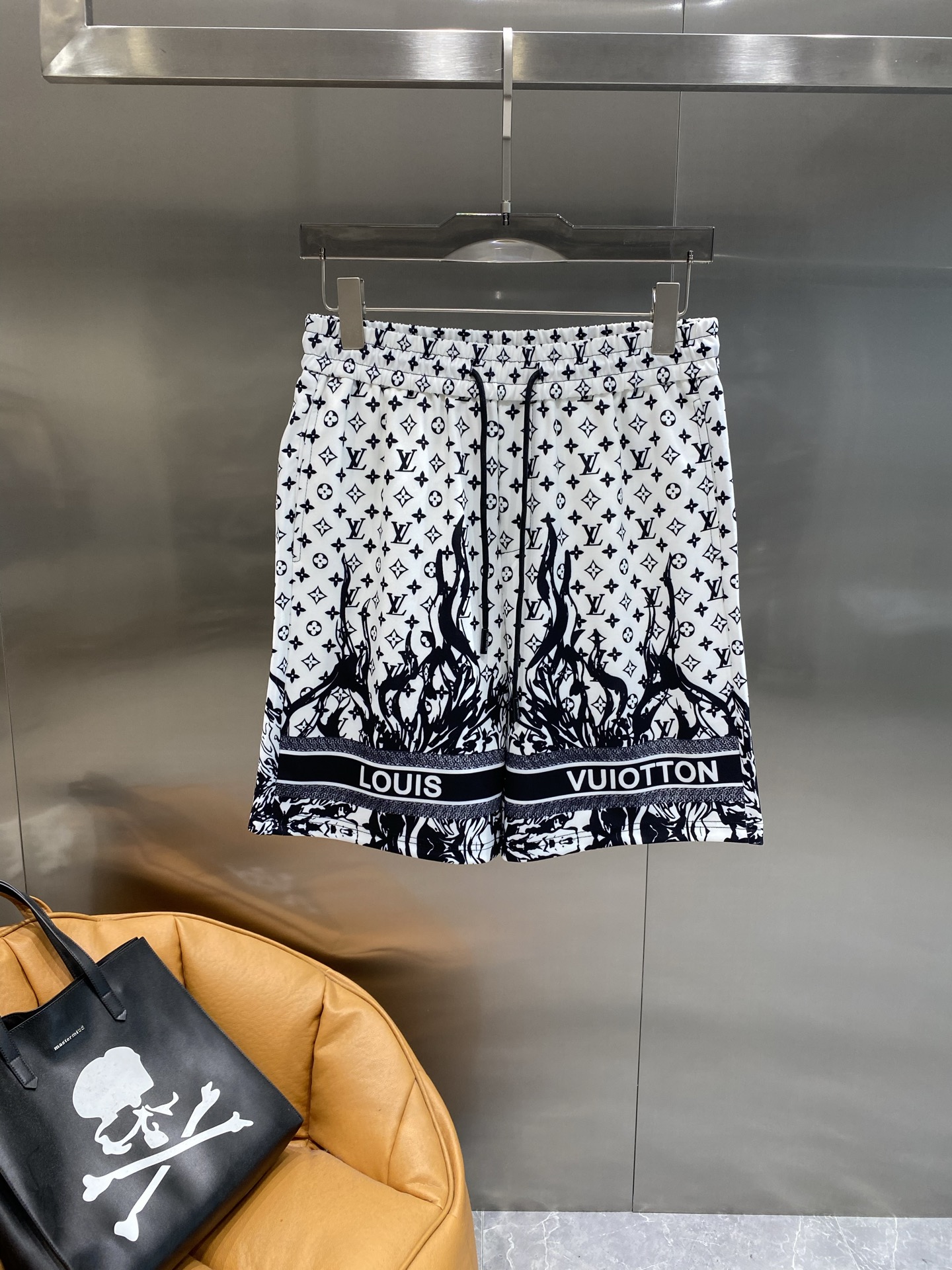 NO:474463,'Donkey' LV shorts classic black and white color scheme, Monogram pattern with unique flame print, personality and avant-garde, full of fashion sense. The elastic waist and drawstring design make it comfortable and comfortable to wear and can be adjusted freely. The fabric texture is great, m-3XL the next day,, louis vuitton, louis vuitton, louis vuitton, shorts, alexander wang19860909《驴家》 LV短裤 经典的黑白配色,Monogram图案搭配独特的火焰印花,个性又前卫,时尚感爆棚 .松紧腰头加上抽绳设计,穿着舒适自在还能自由调节.面料质感很棒,m-3XL隔天,,louis vuitton,louis vuitton,louis vuitton,shorts,alexander wang,Men's clothing
