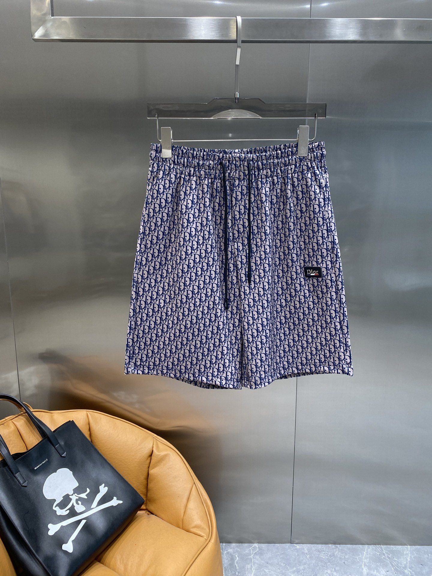 NO:474468,'Dijia' Dior shorts The classic Dior Oblique pattern with blue and white intertwined is full of high-end feeling, low-key and luxurious. The elastic waist and drawstring are comfortable and comfortable to wear, and can be adjusted at will. The fabric is light texture, breathable and skin-friendly M-3XL the next day, dior, dior, shorts, alexander wang19860909《迪家》 Dior短裤 蓝白交织的经典Dior Oblique图案,满是高级感,低调又奢华 .松紧腰搭配抽绳,穿着舒适自在,还能随心调整.面料质感轻盈,透气又亲肤M-3XL隔天,,dior,dior,shorts,alexander wang,Men's clothing