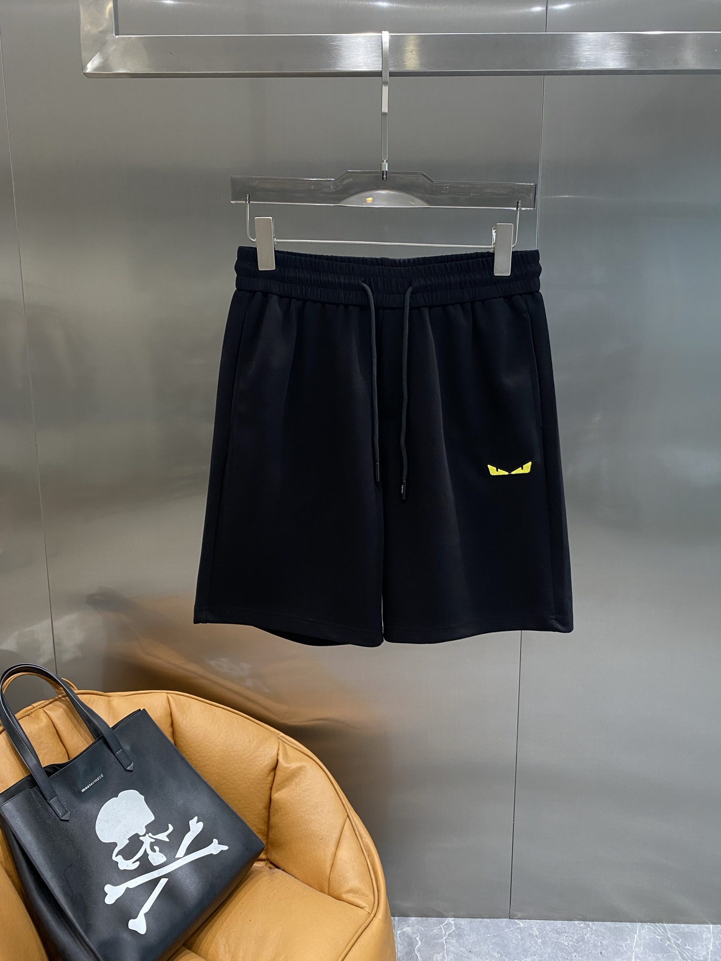 NO:474457,'Fenjia' Fendi shorts are super personalized black shorts simple and yet stylish. The elastic waist and drawstring are comfortable and comfortable to wear. The iconic little monster eye pattern and bright yellow add playfulness and personality to the whole. The fabric is soft and skin-friendly. M-3XL the next day, fendi, fendi, shorts, alexander wang19860909《芬家》 Fendi短裤超个性黑色短裤简约又不失格调,松紧腰搭配抽绳,穿着舒适自在 .标志性的小怪兽眼睛图案,亮眼的黄色为整体增添了俏皮与个性.面料柔软亲肤,M-3XL隔天,,fendi,fendi,shorts,alexander wang,Men's clothing