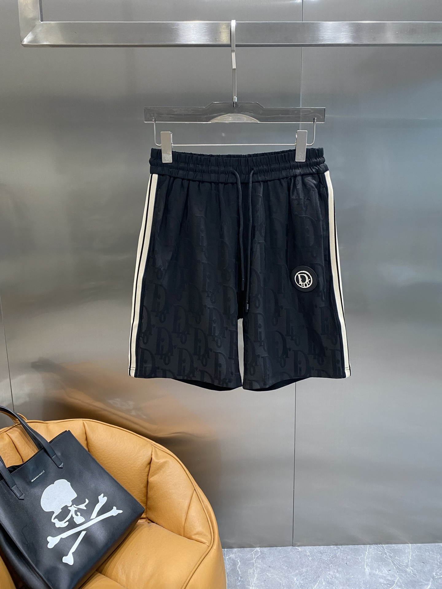 NO:474439,'Dijia' Dior Shorts The low-key brand dark patterns on the black shorts are full of luxury, and the off-white stripes on the sides add a bit of fashion. The elastic waist and drawstring are comfortable to wear and can be adjusted freely. The fabric texture is first-class, M-3XL the next day, dior, dior, shorts, alexander wang19860909《迪家》 Dior短裤 黑色短裤上低调的品牌暗纹,满满都是奢华感,侧边的米白色条纹又增添了几分时尚 .松紧腰搭配抽绳,穿着舒适还能自由调节.面料质感一流,M-3XL隔天,,dior,dior,shorts,alexander wang,Men's clothing