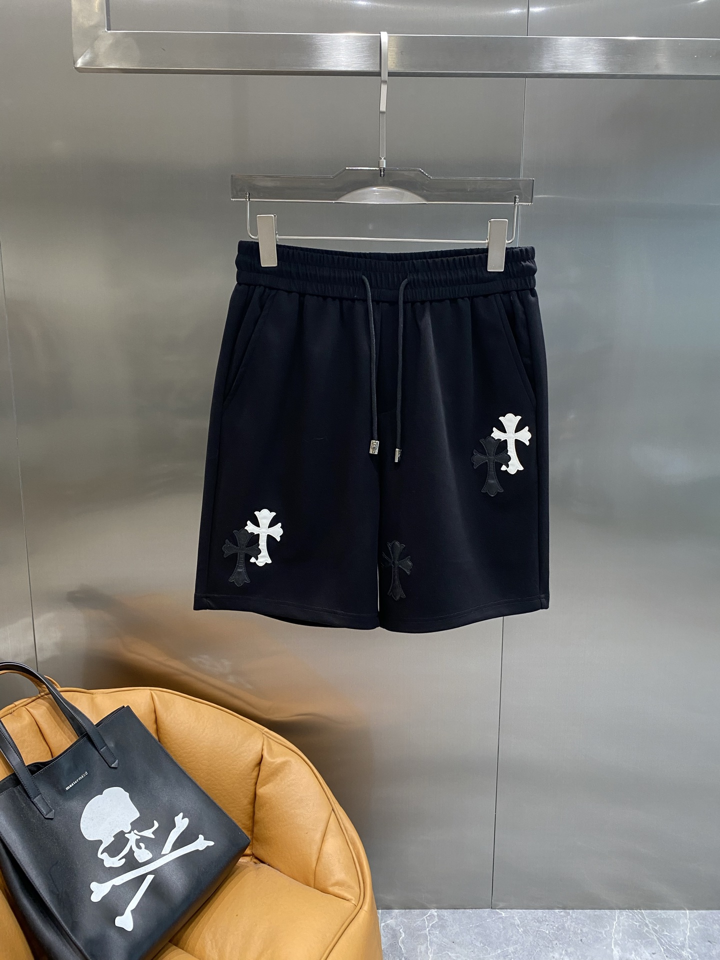 NO:474447,'Kejia' Croxin Shorts Pure black shorts are super cool, classic and versatile. The delicate cross pattern on the trousers, black and white color combination, unique and unique. The elastic waist and drawstring design make you feel comfortable and comfortable to wear. M-3XL the next day, chrome hearts, shorts, alexander wang19860909《克家》 克罗心短裤 纯黑色短裤超显酷感,经典又百搭.裤身上精致的十字图案,黑白配色,个性又独特 .松紧腰搭配抽绳设计,穿着舒适自在,M-3XL隔天,,chrome hearts,shorts,alexander wang,Men's clothing