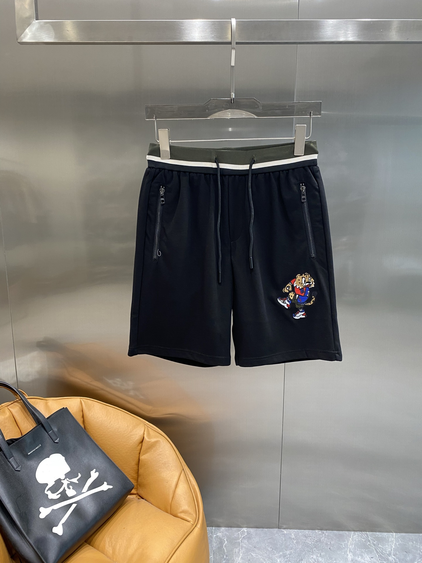 NO:474452,'DG Home' DG Shorts Black Shorts are classic and versatile, with a green and white color scheme on the waist very layered. The zippered pockets on both sides are both practical and add a bit of coolness. The cute cartoon tiger embroidery on the legs of the trousers is bright in color and full of childlike fun. The fabric is soft and comfortable, m-3XL the next day, gucci, shorts, alexander wang19860909《DG家》 DG短裤 黑色短裤经典又百搭,腰部的绿白配色设计很有层次感 .两侧的拉链口袋,既实用又增添了几分酷感.裤腿上那可爱的卡通老虎刺绣,色彩鲜艳,童趣满满.面料柔软舒适,m-3XL隔天,,gucci,shorts,alexander wang,Men's clothing