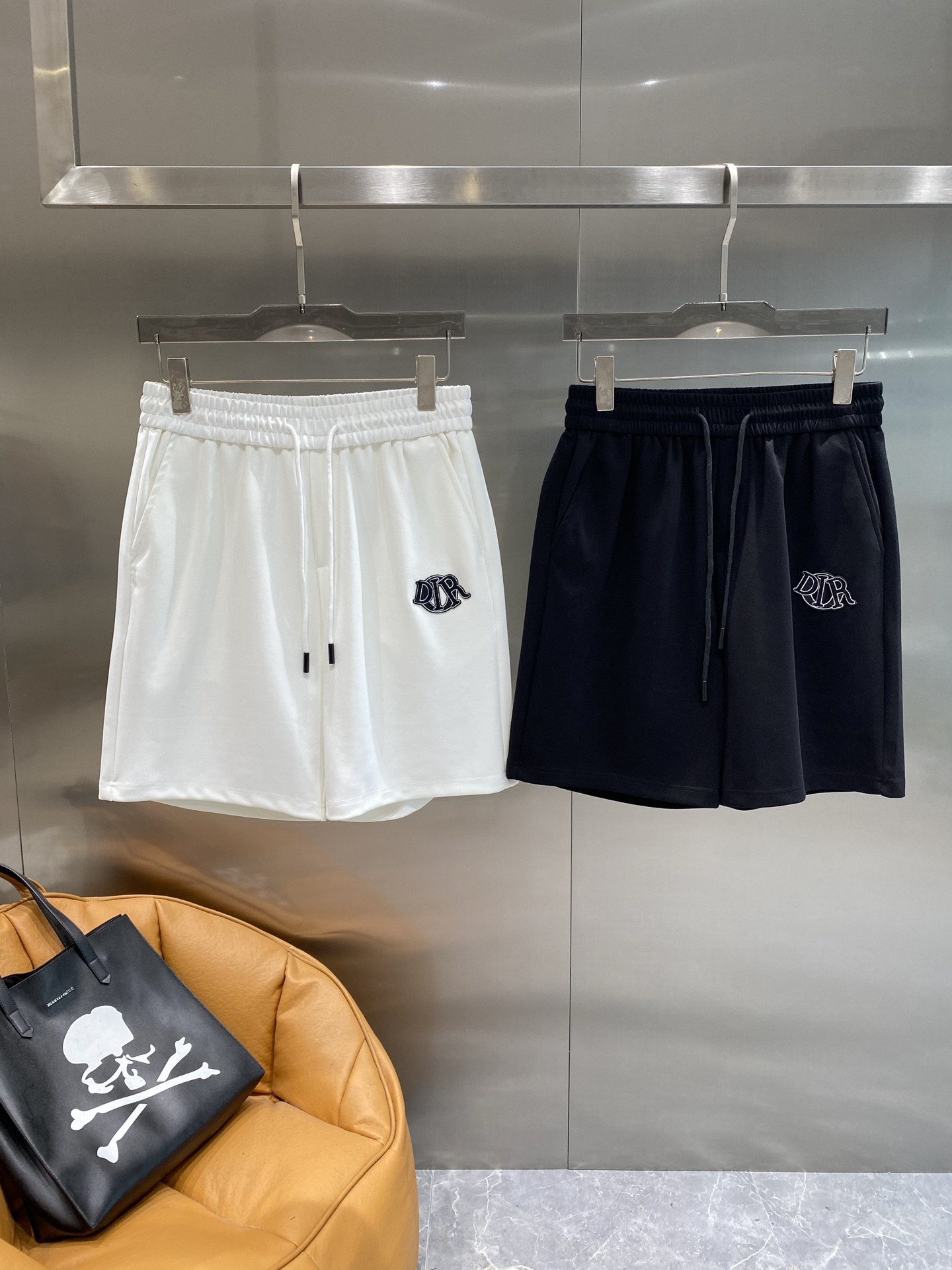 NO:443719,'Dijia' Dior shorts are classic and versatile, with elastic waist and drawstring design, comfortable and comfortable to wear, and can be adjusted at will. The exquisite brand letter embroidery on the sides is low-key and luxurious, showing a unique taste. The fabric is soft and skin-friendly, M-3XL the next day, dior, dior, shorts, alexander wang19860909《迪家》 Dior短裤 经典又百搭,松紧腰加上抽绳设计,穿着舒适自在,还能随意调节 .侧边精致的品牌字母刺绣,低调又奢华,彰显独特品味.面料柔软亲肤,M-3XL隔天,,dior,dior,shorts,alexander wang,Men's clothing