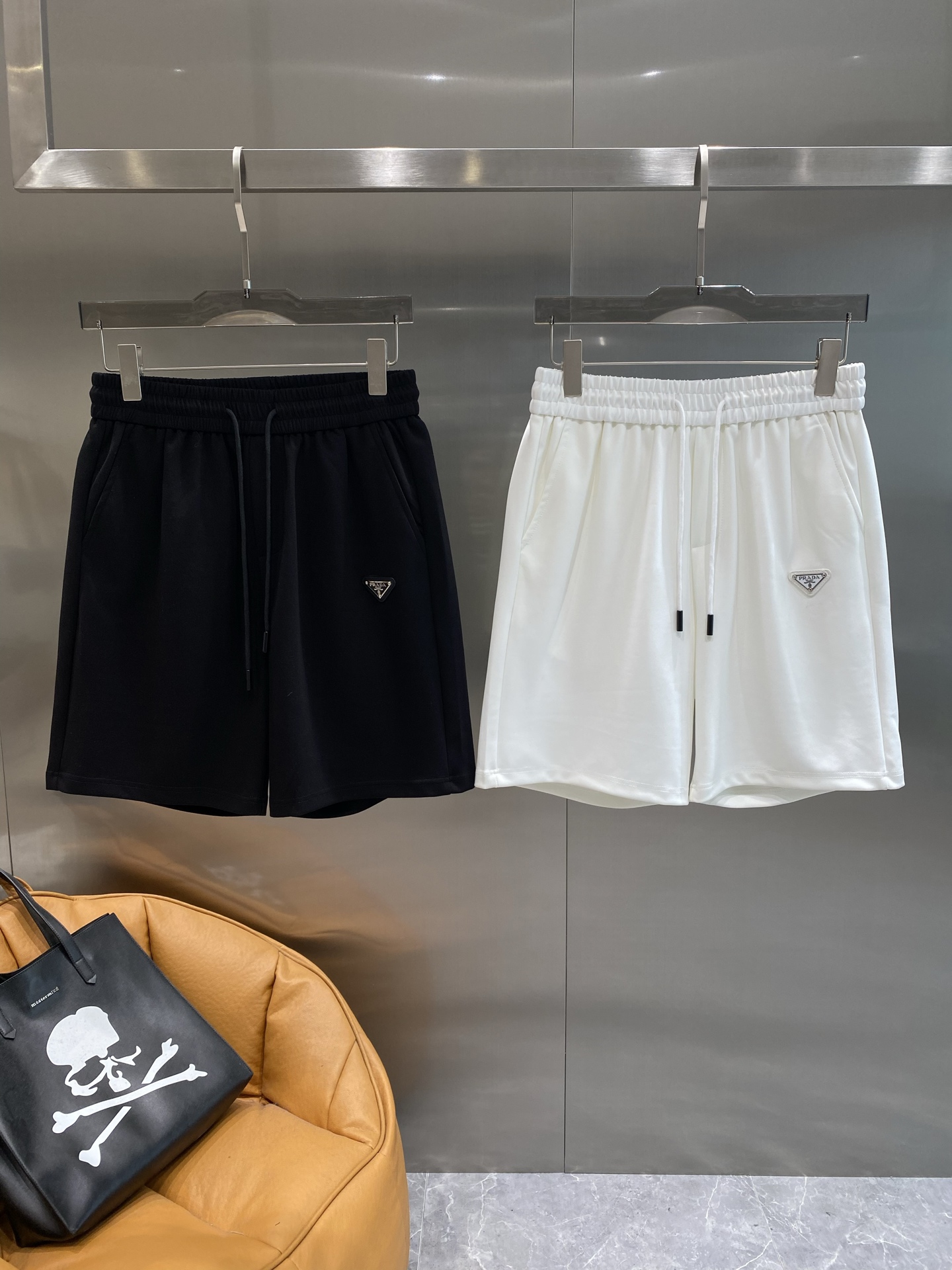 NO:500625,'Pujia' Prada shorts are simple and elegant, with elastic waist and drawstring design, comfortable and comfortable to wear. The classic triangle mark is low-key and luxurious, instantly improving the overall style. The fabric is soft and skin-friendly, M-3XL the next day, prada, prada, shorts, alexander wang19860909《普家》 Prada短裤 简约大气,松紧腰搭配抽绳设计,穿着舒适又自在 .经典的三角标低调又奢华,瞬间提升了整体格调.面料柔软亲肤,M-3XL隔天,,prada,prada,shorts,alexander wang,Men's clothing