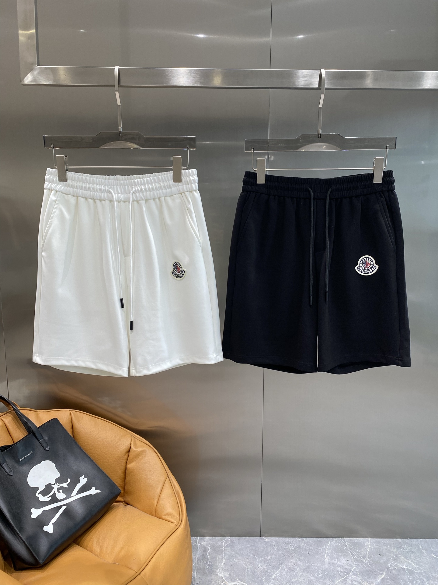 NO:500622,'Mengjia' The elastic waist of the masked shorts is paired with a drawstring design, which is easy to put on and take off and can be adjusted freely. The exquisite brand label on the side is low-key and shows quality. The fabric is soft and comfortable. The next day, Moncler, shorts, alexander wang19860909《蒙家》 蒙口短裤松紧腰搭配抽绳设计,穿脱方便还能自由调节 .侧边精致的品牌小标,低调又彰显品质.面料柔软舒适,M-3XL隔天,,Moncler,shorts,alexander wang,Men's clothing