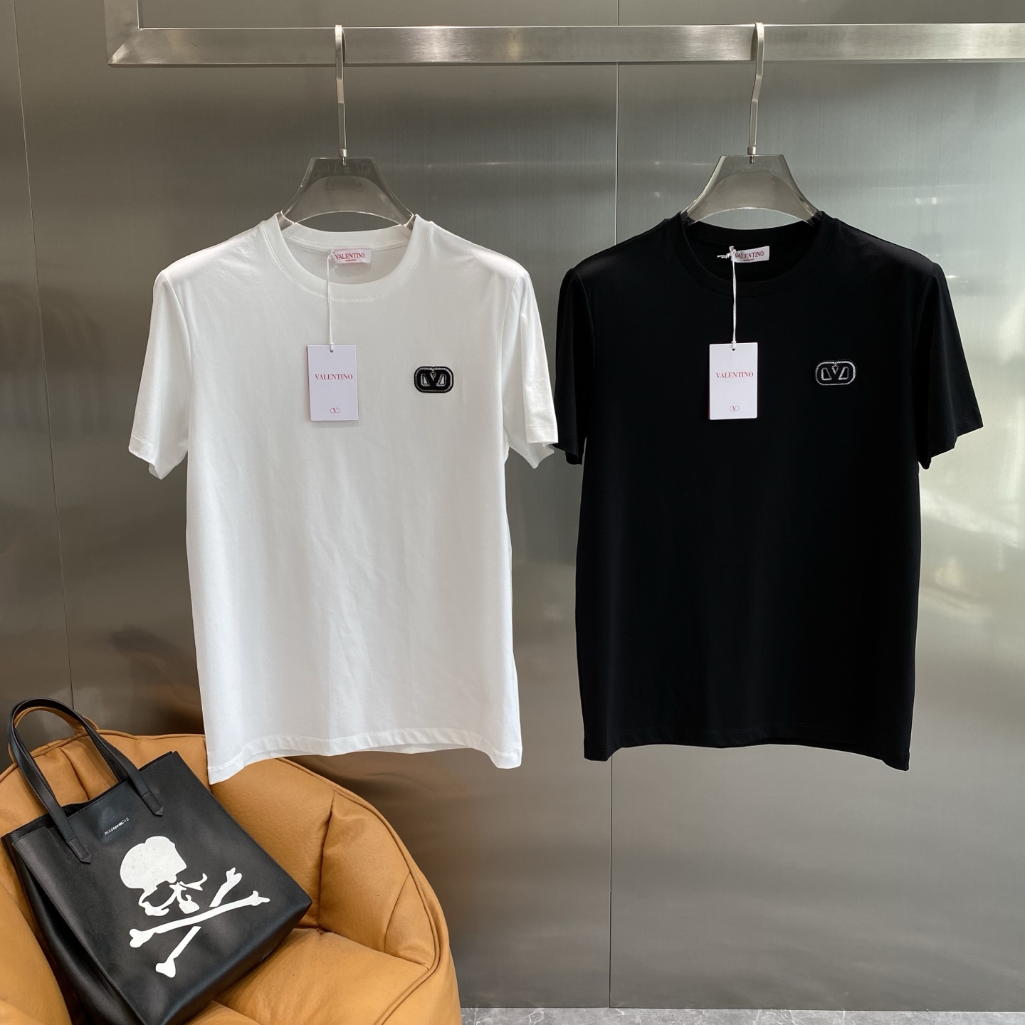 NO:445172,'Wallen House' Valentino's short sleeves are simple and atmospheric, with a black V logo on the left chest, which is low-key and exquisite, instantly enhancing the fashion sense. The fabric is soft and skin-friendly, breathable and sweat-absorbing. M-3XL the next day, valentino, T-shirt, alexander wang19860909《华伦家》 华伦天奴短袖简约又大气,左胸处黑色的V标志,低调又精致,瞬间提升时尚感 .面料柔软亲肤,透气又吸汗,M-3XL隔天,,valentino,T-shirt,alexander wang,Men's clothing