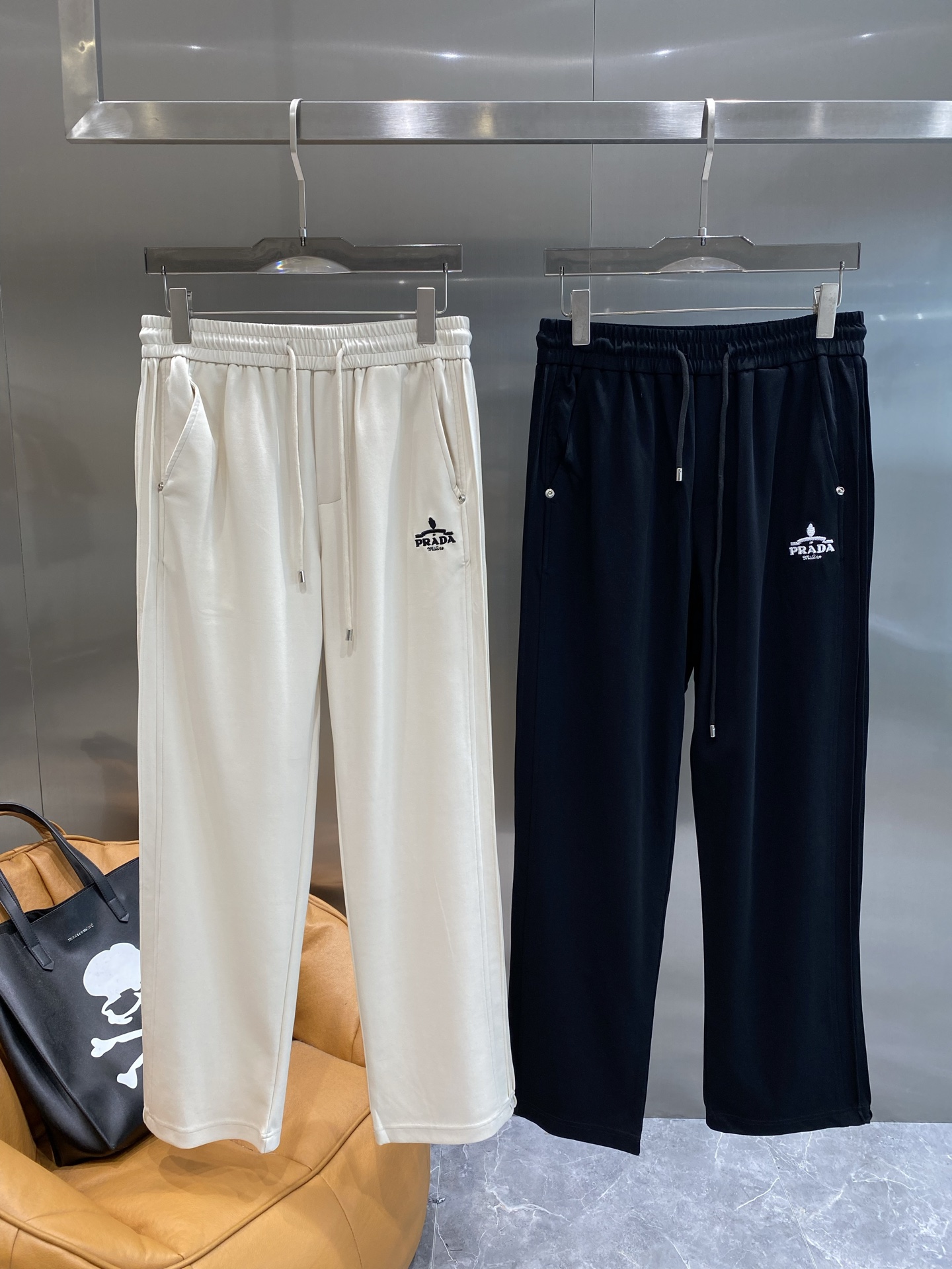 NO:474466,'Pujia' Prada casual pants are super stylish, simple and versatile. The front of the pants has a delicate white brand logo, which shows luxury in a low-key manner. The embellishment of the metal zipper head increases the sense of detail. The elastic waist is matched with drawstring design, M-3XL the next day, prada, prada, alexander wang19860909《普家》 Prada休闲裤超有型 简约又百搭.裤身正面有精致的白色品牌标识,低调中彰显奢华,金属拉链头的点缀,更是增加了细节感 松紧腰搭配抽绳设计,M-3XL隔天,,prada,prada,alexander wang,Men's clothing