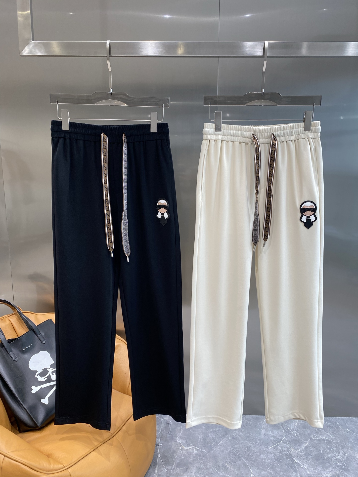 NO:474455,'Fenjia' Fendi casual pants are simple and elegant, with the unique pattern design at the drawstring, adding a sense of fashion. The brand label of the pants is low-key and exquisite, showing quality. The fabric is comfortable and soft, and has a full drape M-3XL the next day, fendi, fendi, alexander wang19860909《芬家》 芬迪休闲裤 简约大气,抽绳处独特的花纹设计,增添了时尚感 .裤身的品牌小标,低调又精致,彰显品质.面料舒适柔软,垂坠感十足M-3XL隔天,,fendi,fendi,alexander wang,Men's clothing
