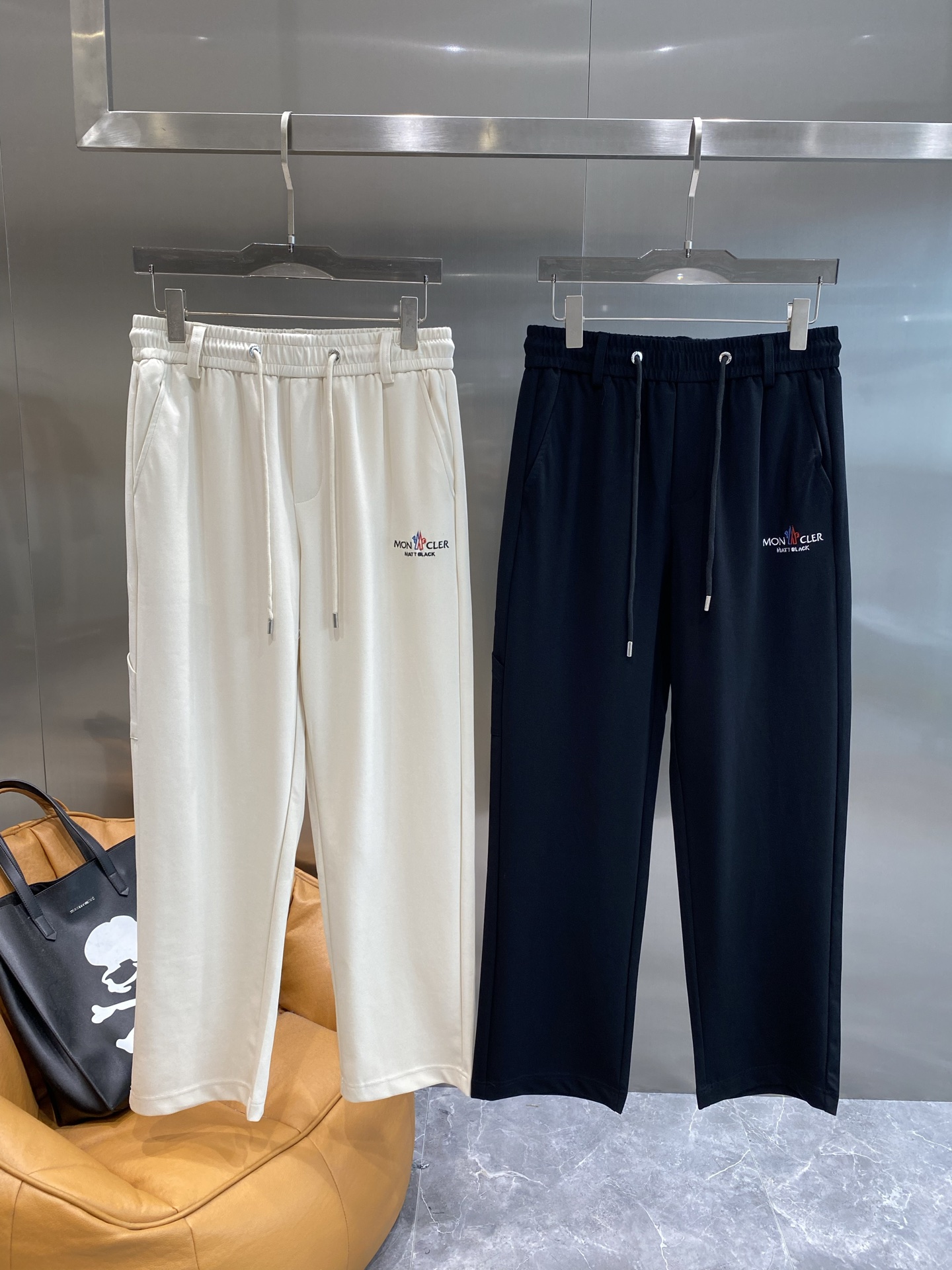 NO:474461,'Mongjia' Mask-mouth casual pants are simple and classic, and the drawstring design is convenient for adjusting elasticity. The exquisite 'MONCLER' brand logo on one side of the pants is eye-catching and fashionable, and it shows luxury in a low-key manner. The next day, Moncler, alexander wang19860909《蒙家》 蒙口休闲裤 简约又经典,抽绳设计方便调节松紧 裤身一侧精致的“MONCLER”品牌标识,红蓝配色醒目又时尚,低调中彰显奢华.M-3XL隔天,,Moncler,alexander wang,Men's clothing