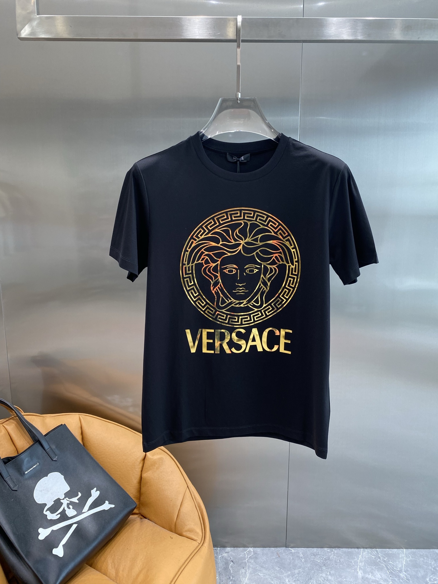 NO:518655,'Fan Family' Versace T-shirt is classic and atmospheric. The Medusa avatar in the middle is presented in gold, and the surrounding back patterns are exquisite and gorgeous. The golden words 'VERSACE' below highlight the brand's charm. The overall luxury is full of fabric. The fabric is skin-friendly and breathable, M-4XL, versace, versace, tees, t-shirt, alexander wang19860909《范家》 范思哲T恤 经典又大气,中间美杜莎头像以金色呈现,周围的回纹装饰精致华丽,下方“VERSACE”的金色字样,更是凸显品牌魅力 ,整体奢华感满满 面料亲肤透气,M-4XL,,versace,versace,tees，t-shirt,alexander wang,Men's clothing