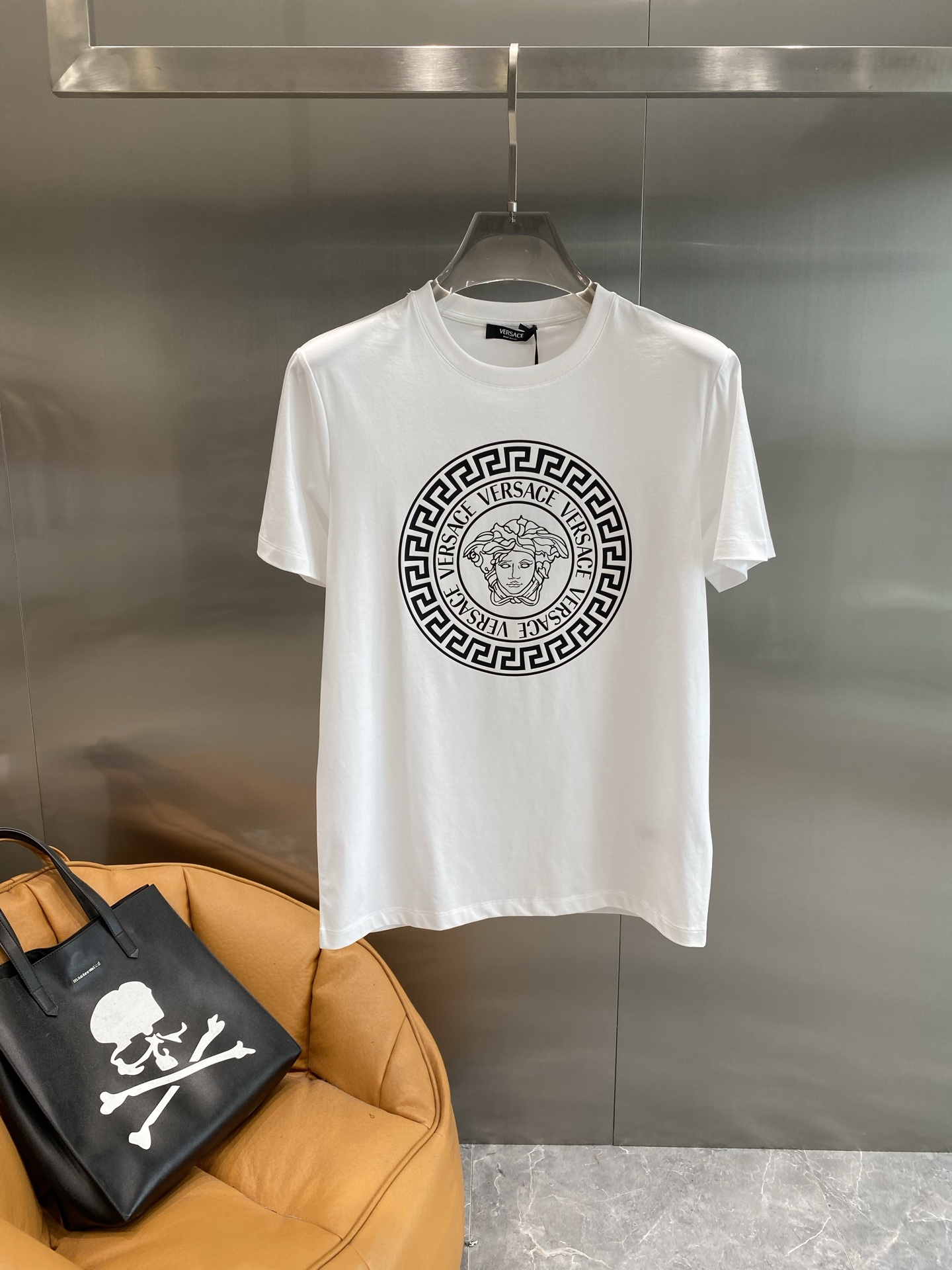NO:429192,'Fan Family' Versace short-sleeved, mysterious and versatile. The big round brand logo on the chest, the Medusa avatar is paired with Greek back pattern, full of brand characteristics, full of luxury and fashion. M-4XL, versace, T-shirt, alexander wang19860909《范家》 Versace短袖 神秘又百搭.胸前那大大的圆形品牌标识,美杜莎头像搭配希腊回纹图案,充满了品牌特色,奢华感与时尚感爆棚.M-4XL,,versace,T-shirt,alexander wang,Men's clothing