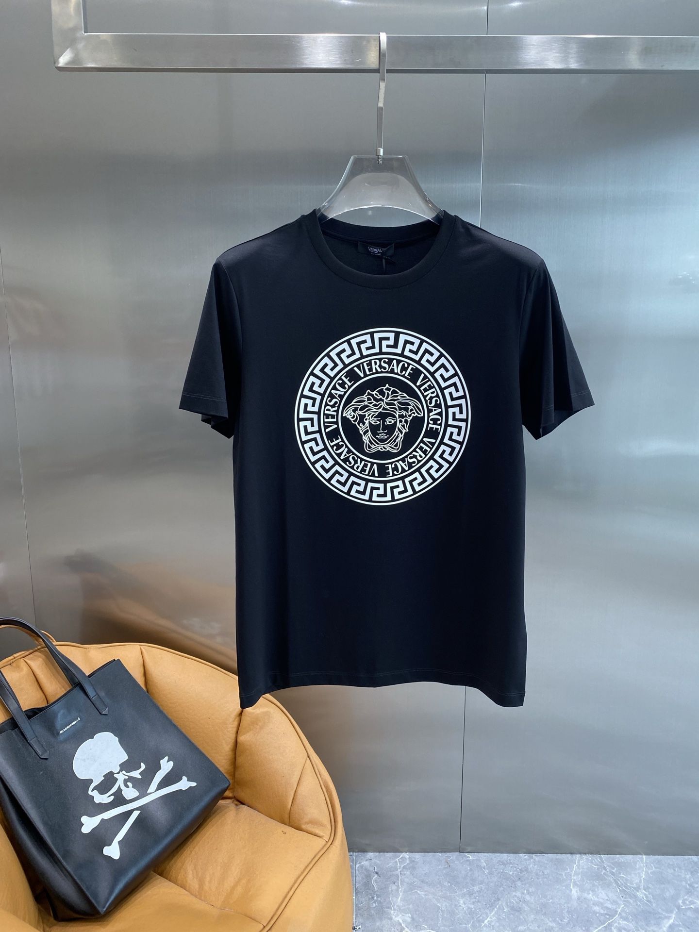 NO:513489,'Fan Family' Versace short-sleeved, mysterious and versatile. The big round brand logo on the chest, the Medusa avatar is paired with Greek back pattern, full of brand characteristics, full of luxury and fashion. M-4XL, versace, T-shirt, alexander wang19860909《范家》 Versace短袖 神秘又百搭.胸前那大大的圆形品牌标识,美杜莎头像搭配希腊回纹图案,充满了品牌特色,奢华感与时尚感爆棚.M-4XL,,versace,T-shirt,alexander wang,Men's clothing