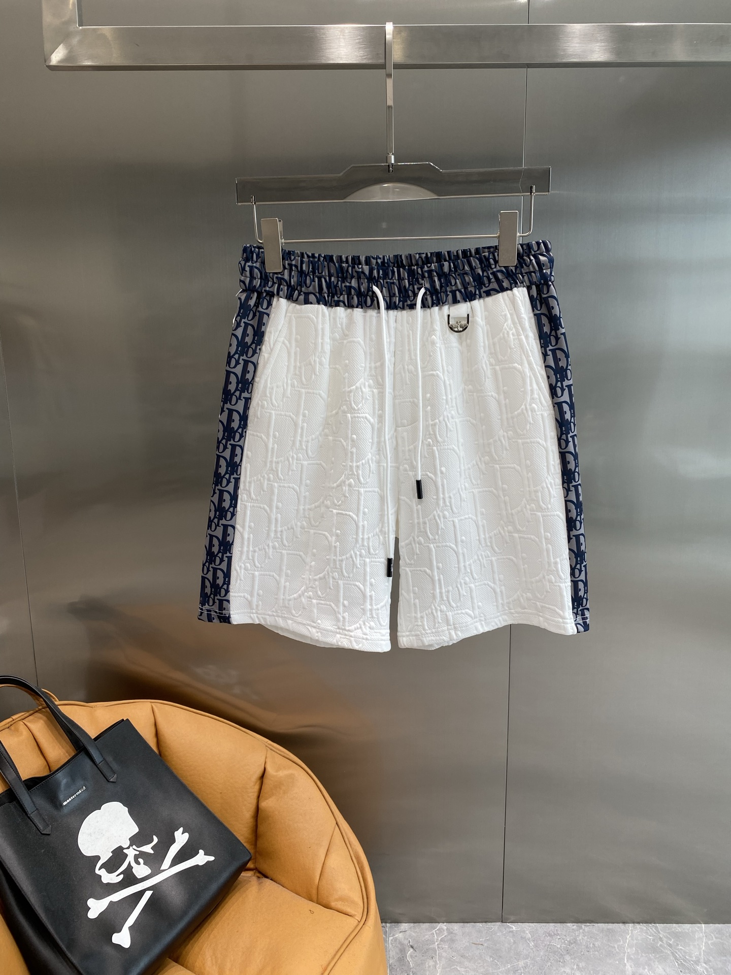 NO:445158,'Dijia' Dior blue and white color-blocking shorts, summer refreshing and fashionable. With dark blue sides, the classic blue and white color scheme is fresh and eye-catching. The sides and waist are full of exquisite brand elements prints, the details are full, and the fashion level soars. The elastic waist and drawstring design, M-3XL the next day, dior, dior, shorts, alexander wang19860909《迪家》 迪奥蓝白拼色短裤,夏日清爽时尚担当 配深蓝色的侧边,经典的蓝白配色,清新又亮眼.侧边和裤腰处满是精致的品牌元素印花,细节感拉满,时尚度飙升.松紧腰加抽绳设计,M-3XL隔天,,dior,dior,shorts,alexander wang,Men's clothing