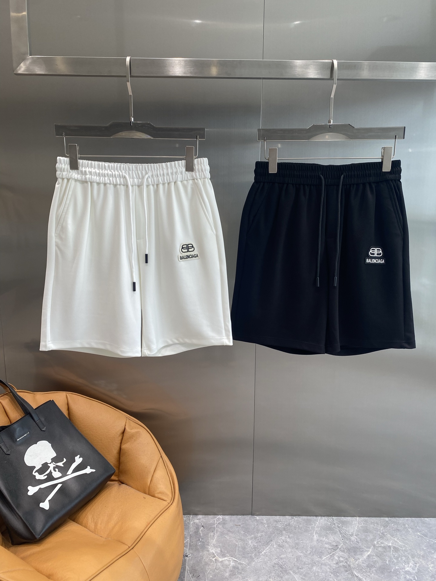 NO:500630,'Paris Home' Balenciaga shorts, classic and versatile, exquisite brand logo on one side of the trouser body, showing luxurious texture in a low-key manner, instantly enhancing the overall style. Elastic waist and drawstring design, M-3XL, balenciaga, balenciaga, shorts, alexander wang19860909《巴黎家》 巴黎世家短裤, 经典又百搭,裤身一侧精致的品牌标识,低调中尽显奢华质感,瞬间提升整体格调.松紧腰搭配抽绳设计,M-3XL,,balenciaga,balenciaga,shorts,alexander wang,Men's clothing