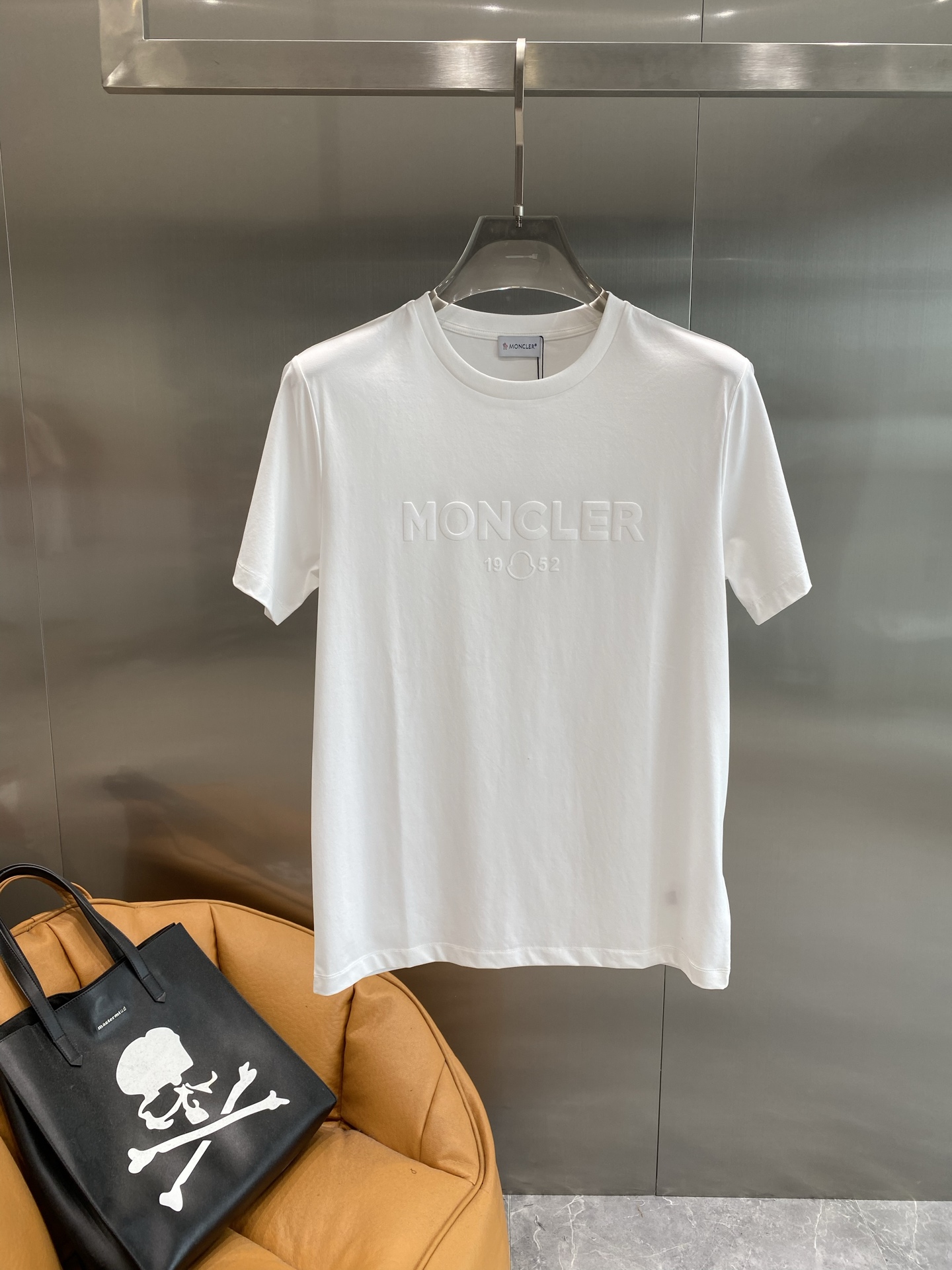 NO:482792,'MonCLER' Moncler's summer classic and fashionable choice is classic and versatile, exuding a low-key luxury. The big 'MONCLER' has a soft and skin-friendly fabric, M-4XL, alexander wang19860909《蒙家》 Moncler夏日经典时尚之选经典又百搭,散发着低调的奢华感.大大的“MONCLER”,面料柔软亲肤,M-4XL,,alexander wang,Men's clothing