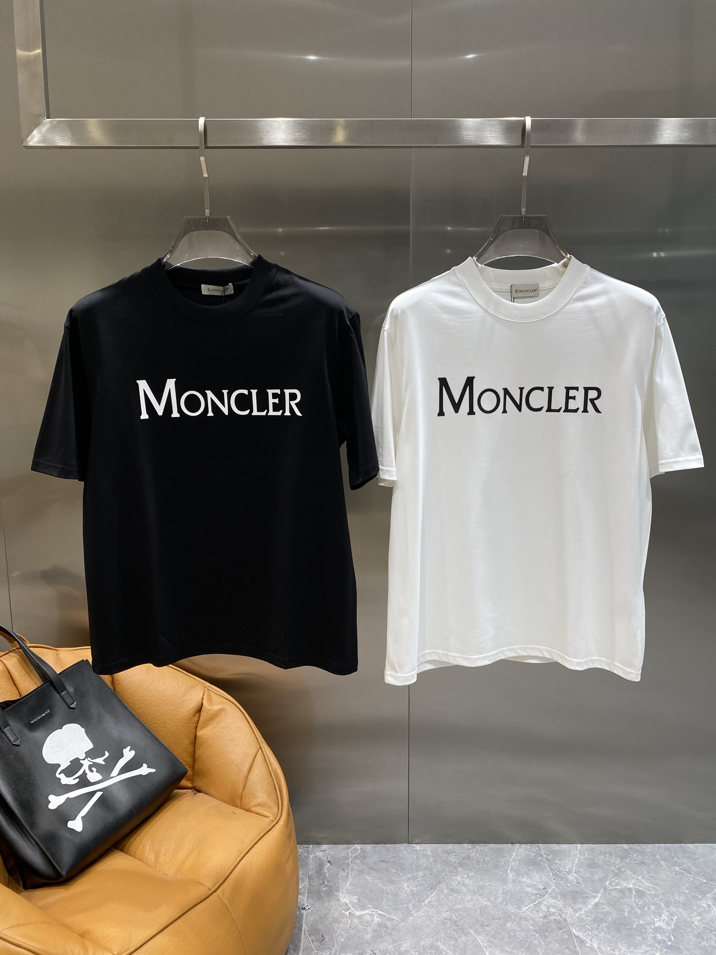NO:477046,'Moncler' Moncler short-sleeved summer low-key luxury choice, simple and elegant, classic never out of time. The words 'Moncler' are eye-catching and exquisite, showing the unique charm of the brand, and revealing the sense of luxury in the low-key. The fabric is skin-friendly and breathable, M-3XL the next day, T-shirt, alexander wang19860909《蒙家》 Moncler短袖 夏日低调奢华之选 简约大方,经典永不过时.“Moncler”字样醒目又精致,彰显品牌独特魅力,低调中透露出奢华感. 面料亲肤又透气,M-3XL隔天,,T-shirt,alexander wang,Men's clothing