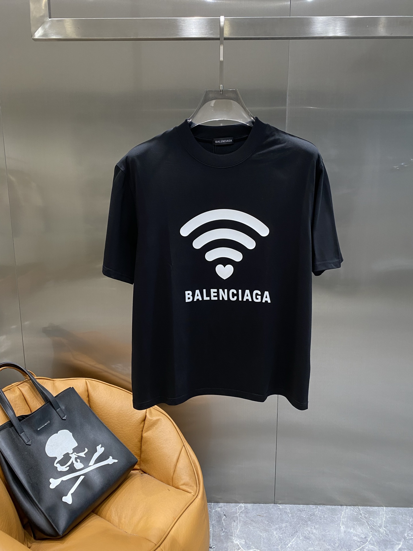 NO:490863,'Paris Home' Balenciaga Short Sleeve Summer Technology Fashion Style Simple and Atmospheric, with white WiFi pattern on it and small heart-shaped elements, full of creativity. Plus the brand name 'BALENCIAGA', it is full of modern technology and fashion attitude. The fabric is soft and comfortable, M-3XL,,balenciaga,balenciaga,balenciaga,T-shirt,alexander wang19860909《巴黎家》 巴黎世家短袖 夏日科技时尚风 简约又大气,上面白色的WiFi图案搭配小心形元素,创意十足,再加上品牌名称“BALENCIAGA”,充满了现代科技感与时尚态度.面料柔软舒适,M-3XL,,balenciaga,balenciaga,balenciaga,T-shirt,alexander wang,Men's clothing