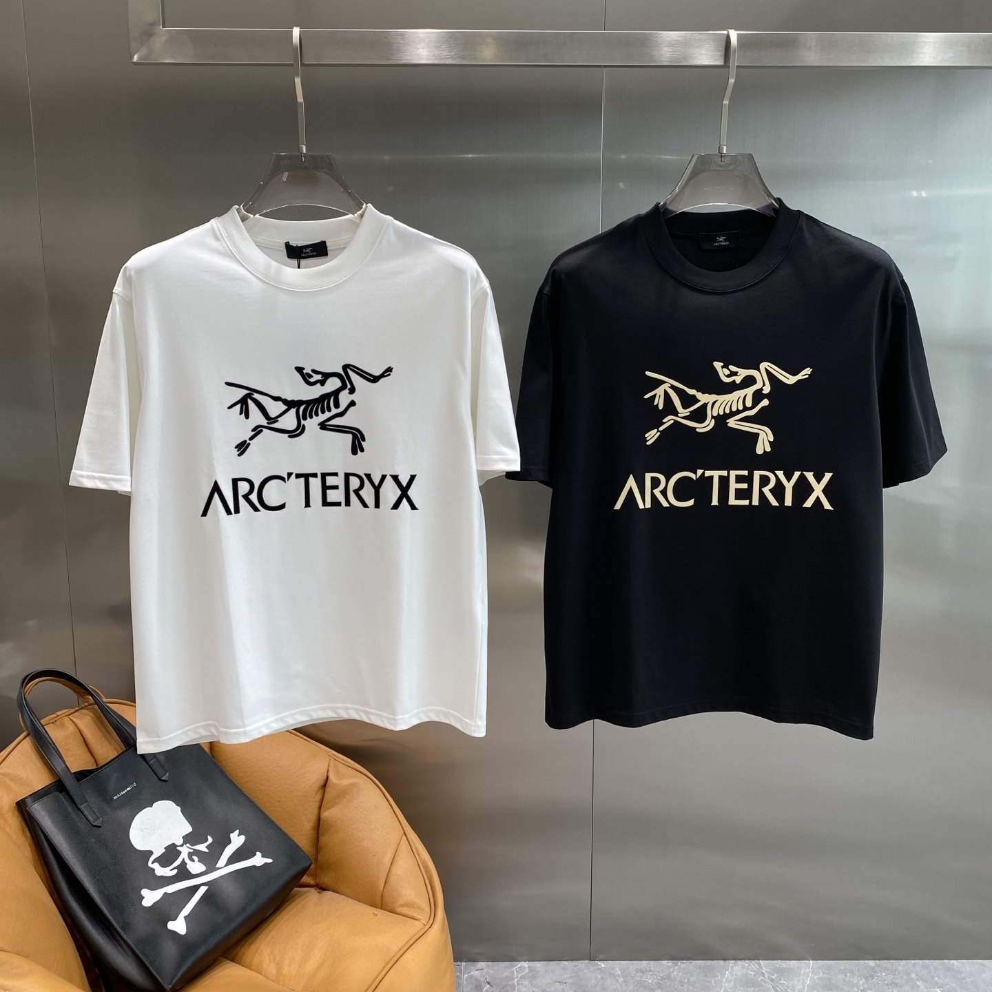 NO:477039,'Bird Family' Archaeoptera bird short-sleeved, simple and versatile, with the golden pattern and text on it full of design. Paired with the words 'ARC'TERYX', it is full of outdoor trendy atmosphere. The fabric is not only comfortable and breathable, but also M-3XL the next day, jil sanderarc'teryx, T-shirt, alexander wang19860909《鸟家》 始祖鸟短袖 简约又百搭,上面的金色图案和文字设计感十足 搭配上“ARC'TERYX”字样,满满的户外潮流气息.面料不仅舒适透气,M-3XL隔天,,jil sanderarc'teryx,T-shirt,alexander wang,Men's clothing