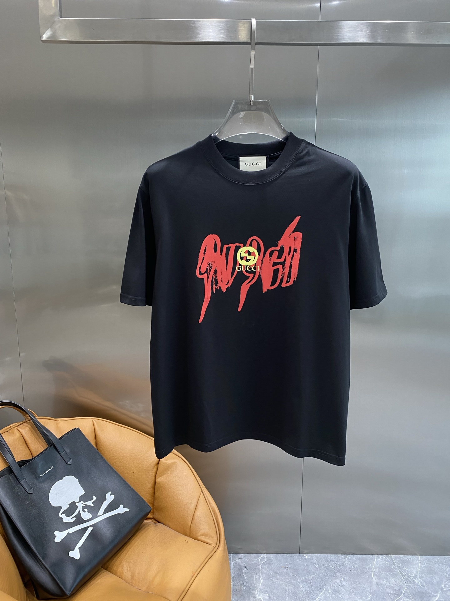 NO:490859,'Gujia' Gucci Black T, a summer personalized and fashionable choice. Simple and classic, the red brand words on it are very eye-catching, and the iconic double G pattern in the middle is the finishing touch, full of personality and fashion sense. The fabric is soft and comfortable, M-3XL, gucci, gucci, alexander wang19860909《古家》 Gucci黑T,夏日个性时尚之选 简约经典,上面红色的品牌字样十分醒目,中间标志性的双G图案更是画龙点睛,充满了个性与时尚感.面料柔软舒适,M-3XL,,gucci,gucci,alexander wang,Men's clothing