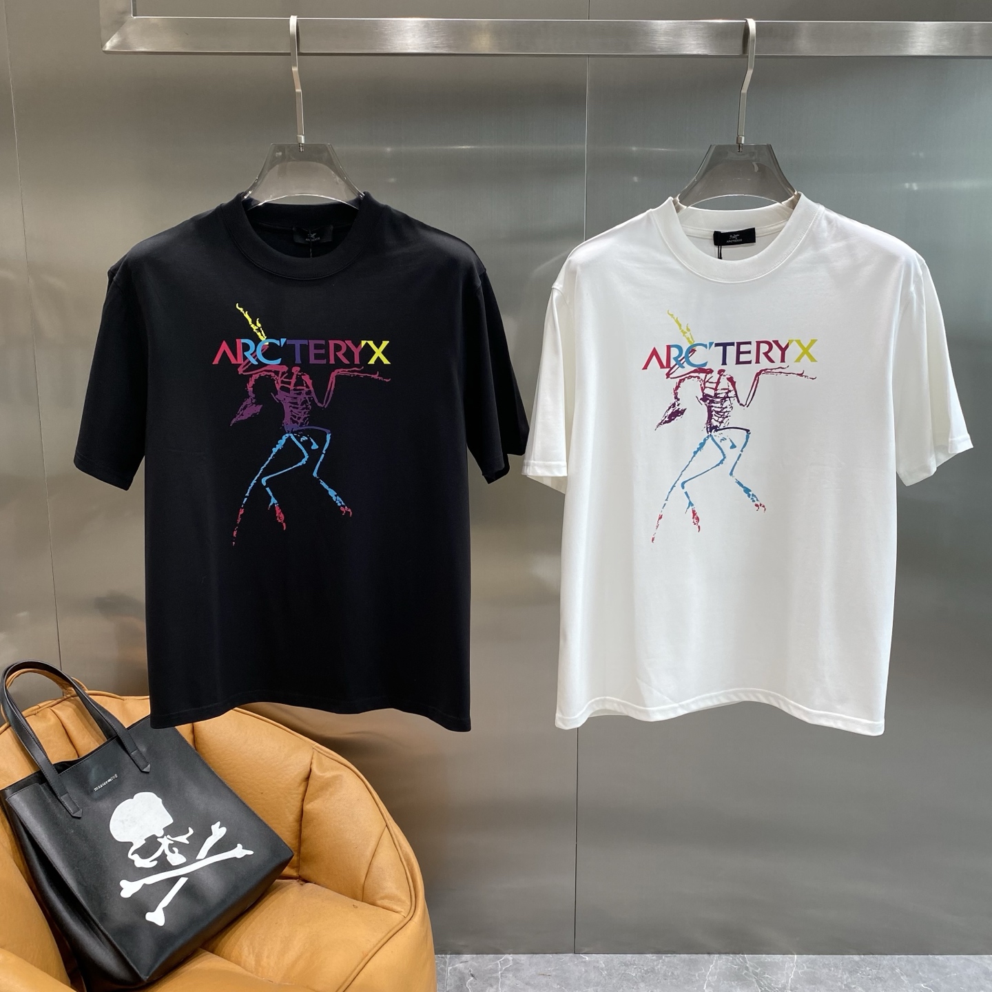 NO:500592,'Bird Family' Archaeopteryx short-sleeved new favorite on the street in summer, calm and mysterious, with the colorful patterns and brand name on it super eye-catching. The unique pattern design is like a dynamic trend messenger, paired with the colorful words 'ARC'TERYX', full of personality, and the rate of returning on the street is absolutely amazing. The fabric is skin-friendly and breathable, M-3XL the next day, jil sanderarc'teryx, T-shirt, alexander wang19860909《鸟家》 始祖鸟短袖 夏日街头潮流新宠 沉稳又神秘,上面彩色的图案和品牌名超亮眼.独特的图案设计,像是一个充满动感的潮流使者,搭配多彩的“ARC'TERYX”字样,个性十足,走在街上回头率绝对爆表.面料亲肤透气,M-3XL隔天,,jil sanderarc'teryx,T-shirt,alexander wang,Men's clothing