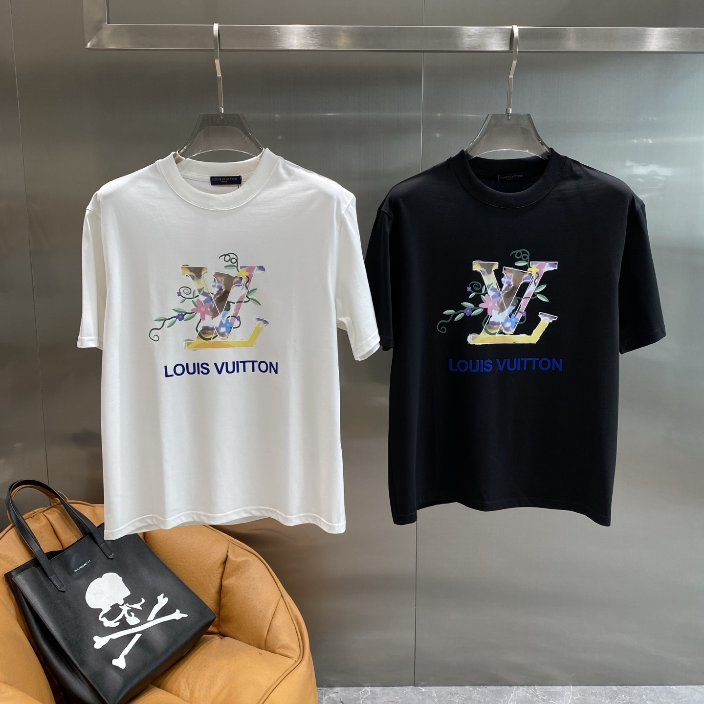 NO:500588,'Donkey Family' LV short-sleeved, gorgeous work of summer fashion, simple and classic, the colorful LV logo on it is matched with exquisite floral patterns, breaking the monotony, full of vitality and fashion sense. The blue words 'LOUIS VUITTON' below add brand recognition. The fabric is comfortable and breathable, M-3XL the next day, louis vuitton, louis vuitton, louis vuitton, louis vuitton, louis vuitton, louis vuitton, T-shirt, alexander wang19860909《驴家》 LV短袖 夏日时尚的绚丽之作 简约又经典,上面彩色的LV标识搭配精致的花卉图案,打破了单调,充满活力与时尚感.下方“LOUIS VUITTON”的蓝色字样,更增添了品牌辨识度.面料舒适透气,M-3XL隔天,,louis vuitton,louis vuitton,louis vuitton,louis vuitton,T-shirt,alexander wang,Men's clothing