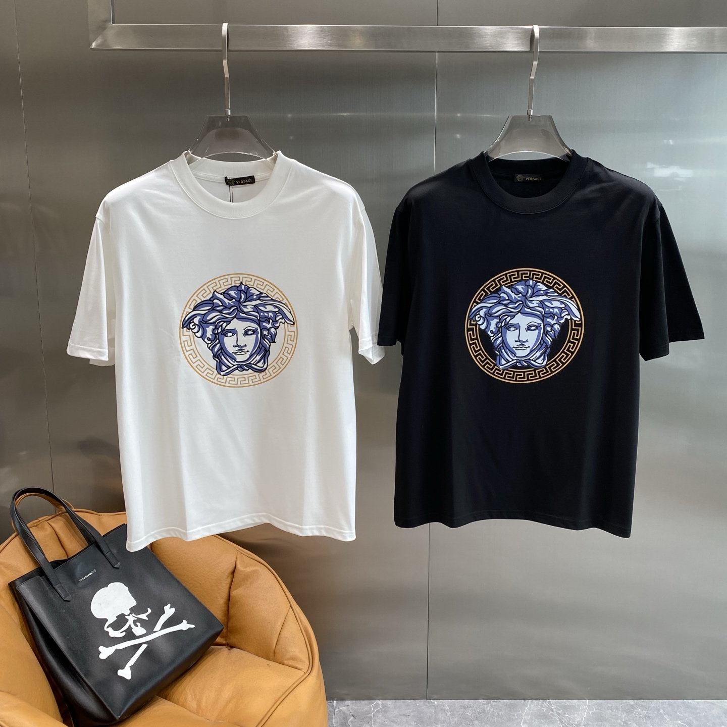 NO:500579,'Fan Family' Versace's short-sleeved summer luxury choice, calm and atmospheric, the Medusa avatar pattern on the chest is paired with golden back-patterned decoration, full of luxury, showing unique personality. The fabric is skin-friendly and soft, M-3XL the next day, versace, T-shirt, alexander wang19860909《范家》 Versace短袖夏日奢华个性之选 沉稳又大气,胸前美杜莎头像图案搭配金色回纹装饰,奢华感满满,彰显独特个性.面料亲肤柔软,M-3XL隔天,,versace,T-shirt,alexander wang,Men's clothing