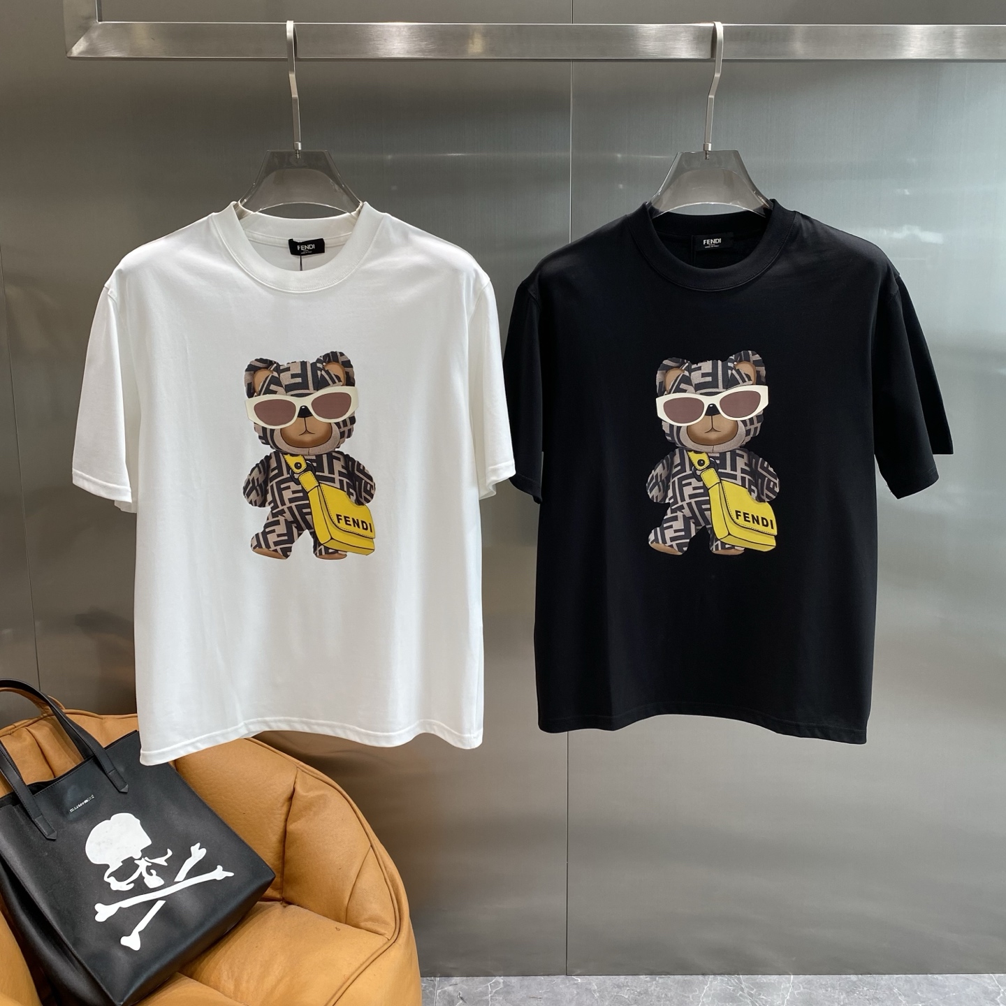 NO:500584,'Fenjia' Fendi short-sleeved T, classic and versatile, the bear pattern is so eye-catching. The bear wears fashionable sunglasses, clothes full of brand iconic patterns, and carries a yellow Fendi bag, which is very interesting and full of fashion. The fabric is soft and skin-friendly, M-3XL the next day, fendi, fendi, T-shirt, alexander wang19860909《芬家》 Fendi短袖T,经典又百搭,小熊图案太吸睛啦.小熊戴着时髦的墨镜,穿着印满品牌标志性图案的衣服,还拎着黄色的Fendi包,趣味十足又充满潮流感.面料柔软亲肤,M-3XL隔天,,fendi,fendi,T-shirt,alexander wang,Men's clothing