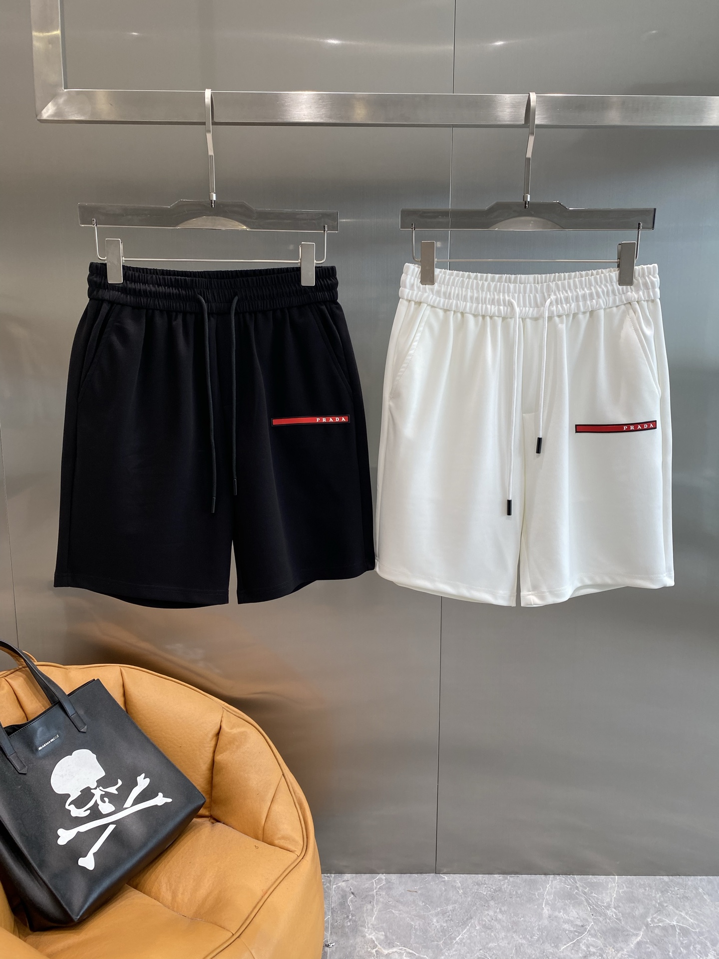 NO:445145,'Pujia' Prada shorts, a must-have red brand logo for summer refreshing and fashionable, simple and eye-catching, adding highlights to the overall look. The design of elastic waist with drawstring, M-3XL, prada, prada, shorts, alexander wang19860909《普家》 Prada短裤,夏日清爽时尚必备红色品牌标识,简约又醒目,为整体造型增添了亮点. 松紧腰配抽绳的设计,M-3XL,,prada,prada,shorts,alexander wang,Men's clothing