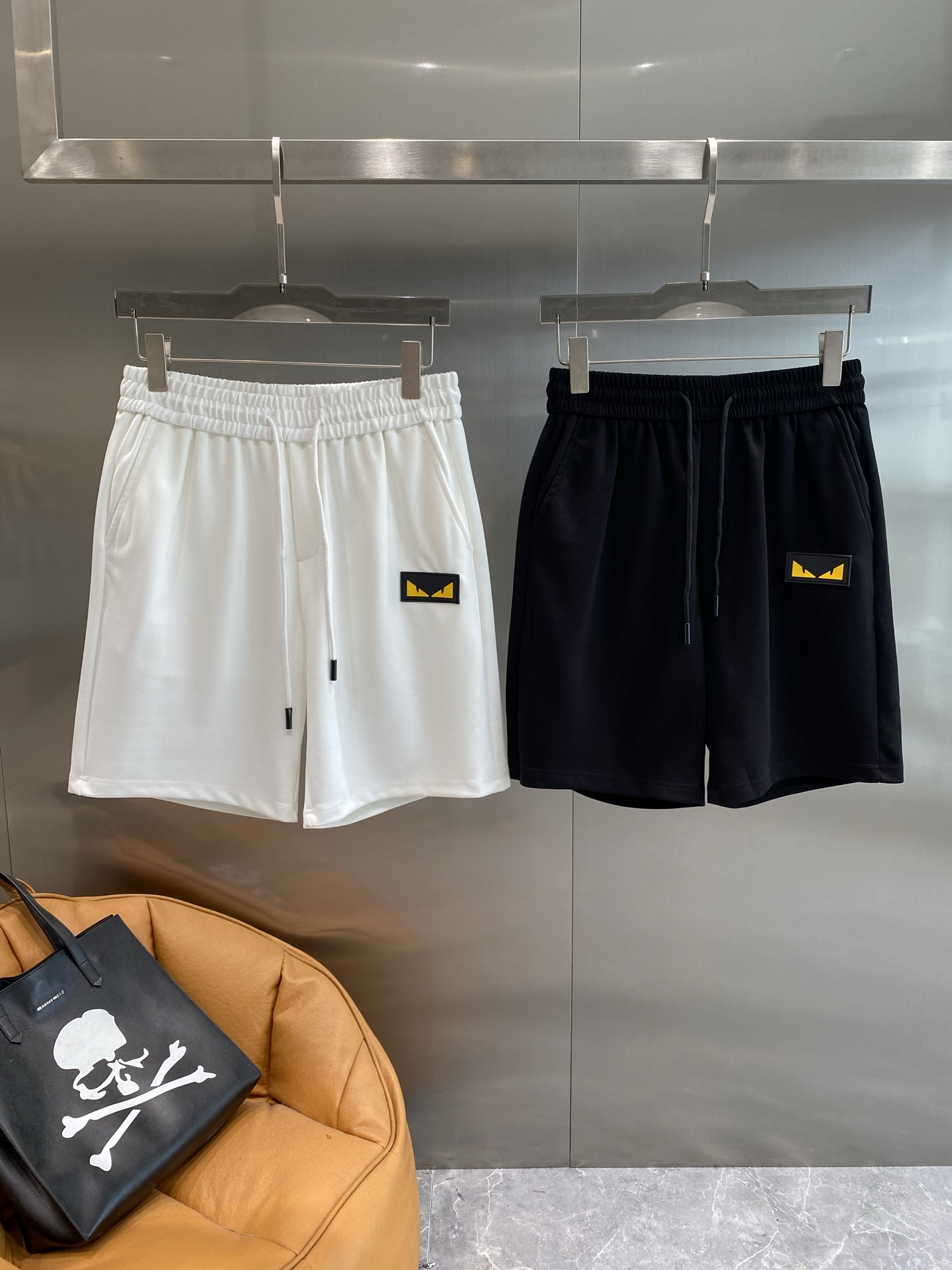 NO:500635,'Fenjia' Fendi shorts are mysterious and versatile. The iconic little monster's eye pattern is presented in bright yellow, adding a unique personality and fun to the shorts, instantly grabbing the eye. The elastic waist is paired with drawstring, M-3XL, fendi, fendi, shorts, alexander wang19860909《芬家》 Fendi短裤,神秘又百搭.标志性的小怪兽眼睛图案,以亮眼的黄色呈现,为短裤增添了独特的个性与趣味,瞬间抓住眼球.松紧腰搭配抽绳,M-3XL,,fendi,fendi,shorts,alexander wang,Men's clothing