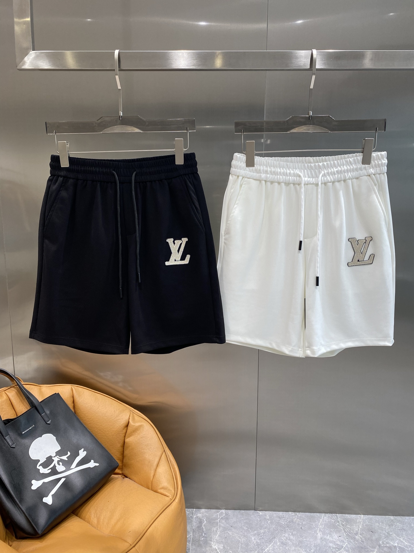 NO:445151,'Donkey' LV shorts, a must-have for summer luxury and casual, classic, versatile and atmospheric, the iconic LV logo on one side of the trouser is exquisite and shining, and it shows luxury in a low-key manner. Elastic waist with drawstring design, M-3XL,, louis vuitton, louis vuitton, louis vuitton, shorts, alexander wang19860909《驴家》 LV短裤,夏日奢华休闲必备经典百搭又大气,裤身一侧标志性的LV标识,精致闪耀,低调中尽显奢华.松紧腰配抽绳设计,M-3XL,,louis vuitton,louis vuitton,louis vuitton,shorts,alexander wang,Men's clothing