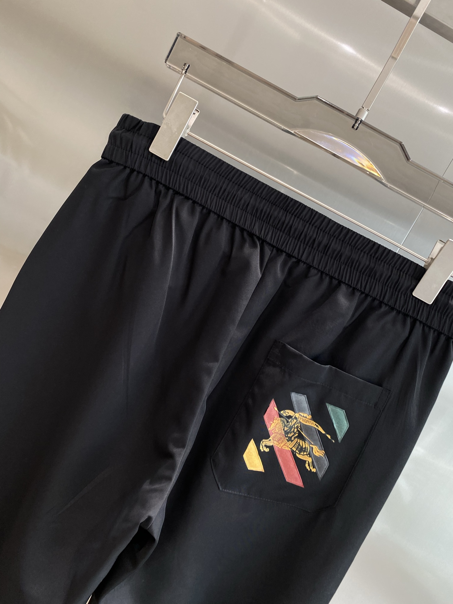 《𝙉𝙚𝙬🤍🖤巴家》巴宝莉休闲裤 经典黑色，怎么搭都不会出错，裤身图案设计超吸睛，给整体增添了活泼感和潮流