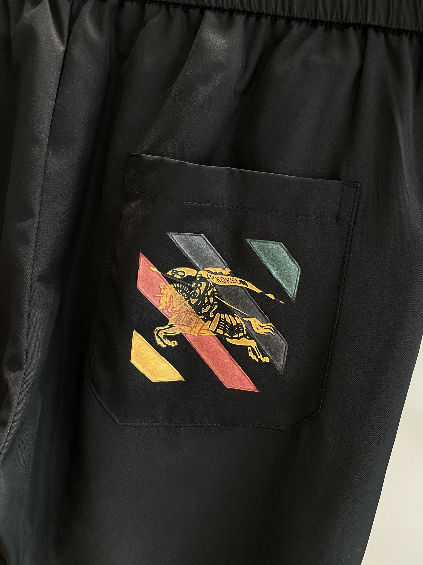 《𝙉𝙚𝙬🤍🖤巴家》巴宝莉休闲裤 经典黑色，怎么搭都不会出错，裤身图案设计超吸睛，给整体增添了活泼感和潮流