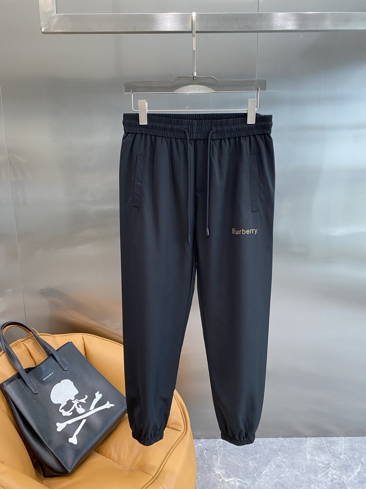 NO:514718,'Ba Jia' Burberry casual pants classic black, no matter how you match it, the pattern design of the trouser body is super eye-catching, adding a sense of liveliness and trendy atmosphere to the overall. The elastic waist is matched with a drawstring design, M-3XL the next day, burberry, burberry, alexander wang19860909《巴家》 巴宝莉休闲裤 经典黑色,怎么搭都不会出错,裤身图案设计超吸睛,给整体增添了活泼感和潮流氛围.松紧腰搭配抽绳设计,M-3XL隔天,,burberry,burberry,alexander wang,Men's clothing