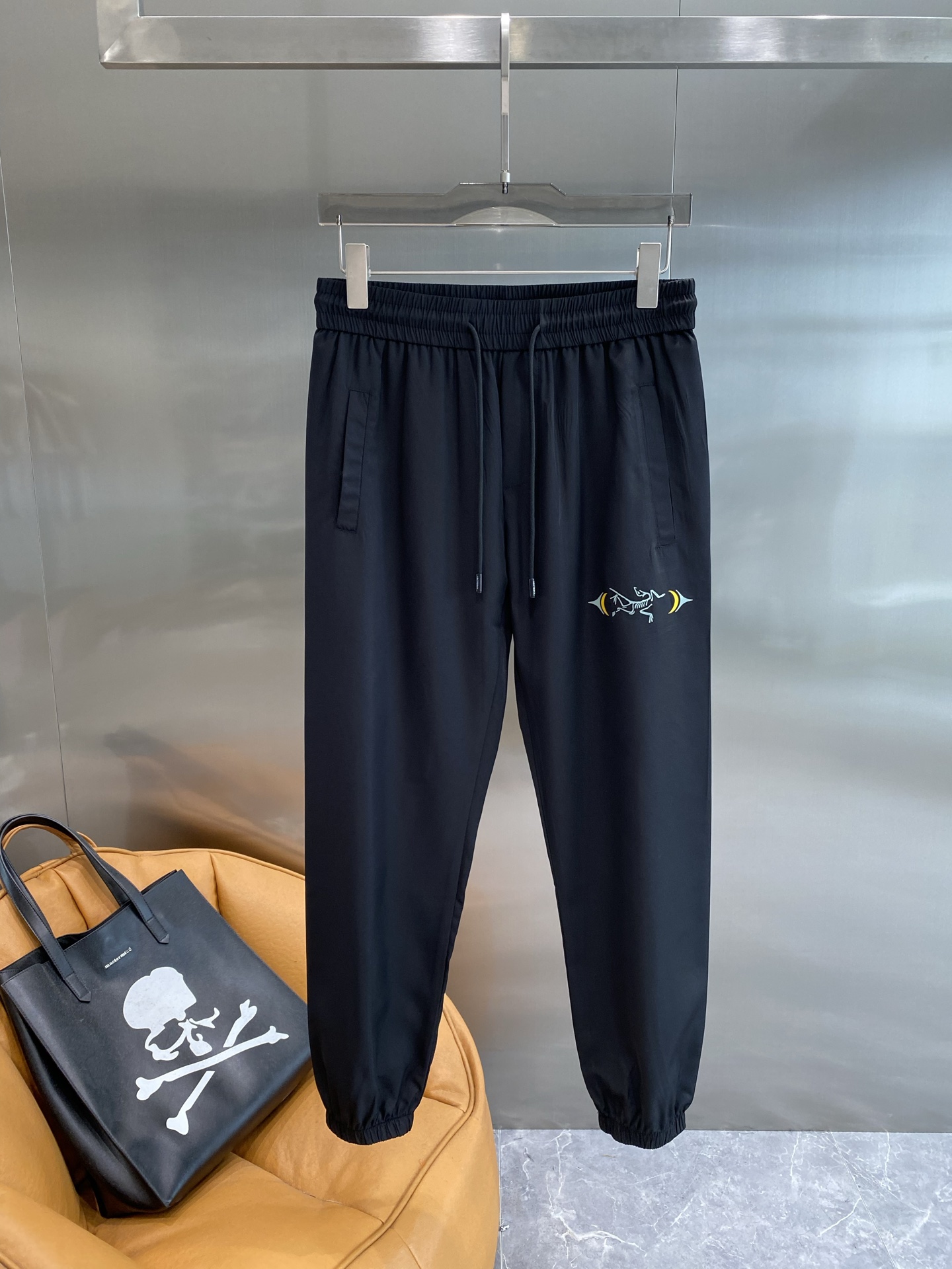NO:514720,'Bird Family' Archaeopteryx casual pants, classic black, no matter how you match it, the pants' pattern design is super eye-catching, adding a sense of liveliness and a trendy atmosphere to the overall. The elastic waist is matched with a drawstring design, M-3XL the next day, jil sanderarc'teryx, alexander wang19860909《鸟家》 始祖鸟休闲裤 经典黑色,怎么搭都不会出错,裤身图案设计超吸睛,给整体增添了活泼感和潮流氛围.松紧腰搭配抽绳设计,M-3XL隔天,,jil sanderarc'teryx,alexander wang,Men's clothing