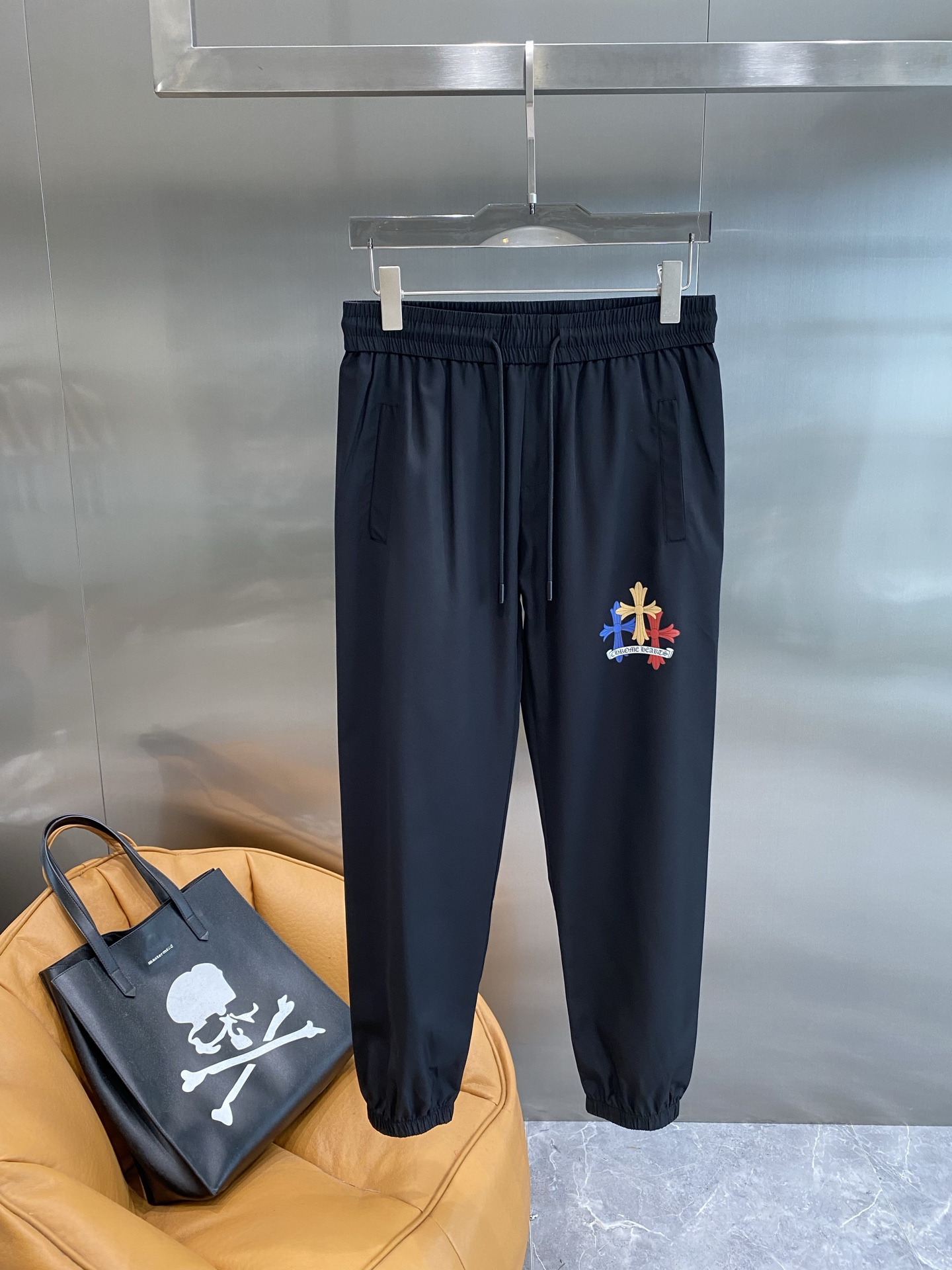 NO:514716,'Kejia' Croxin casual pants, classic black, no matter how you match it, the colored pattern design of the trouser body is super eye-catching, adding a sense of liveliness and a trendy atmosphere to the overall look. The elastic waist is paired with drawstring design, M-3XL the next day, chrome hearts, alexander wang19860909《克家》 克罗心休闲裤 经典黑色,怎么搭都不会出错,裤身彩色图案设计超吸睛,给整体增添了活泼感和潮流氛围.松紧腰搭配抽绳设计,M-3XL隔天,,chrome hearts,alexander wang,Men's clothing