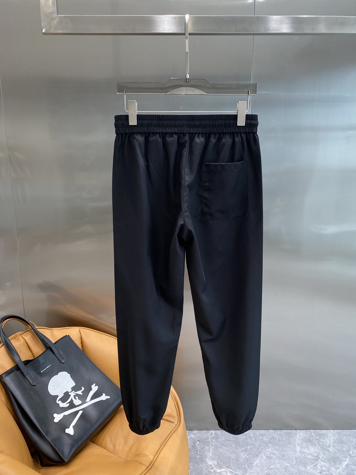 “MiUMIU Leisure Pants: Classic Black Design for Vibrant Style and Comfort” - 图片 9