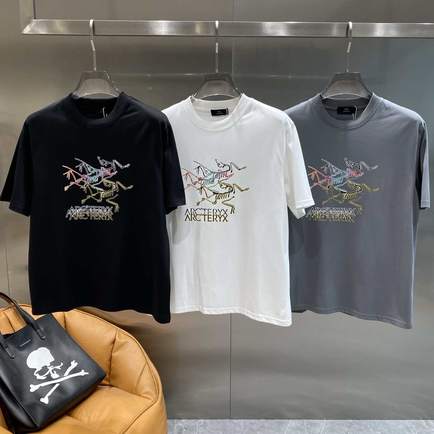 NO:500618,'Bird Family' Archaeopteryx Short Sleeve, the trendy charm of dynamic patterns!  Mysterious and versatile, exuding a cool and handsome atmosphere. The front pattern design is super vibrant, and the colorful lines outline the running figure, which is full of dynamic. The repeated words 'ARC'TERYX' below further highlight the brand's characteristics, and the overall design is unique and eye-catching. The fabric is soft and comfortable. The next day, jil sanderarc'teryx, T-shirt, alexander wang19860909《鸟家》 始祖鸟短袖 动感图案的潮流魅力！神秘又百搭,散发着酷帅的气息.正面的图案设计超有活力,彩色的线条勾勒出奔跑的人形,动感十足,下方重复的“ARC‘TERYX”字样,进一步彰显品牌特色,整体设计独特又吸睛.面料柔软舒适,M-3XL隔天,,jil sanderarc'teryx,T-shirt,alexander wang,Men's clothing