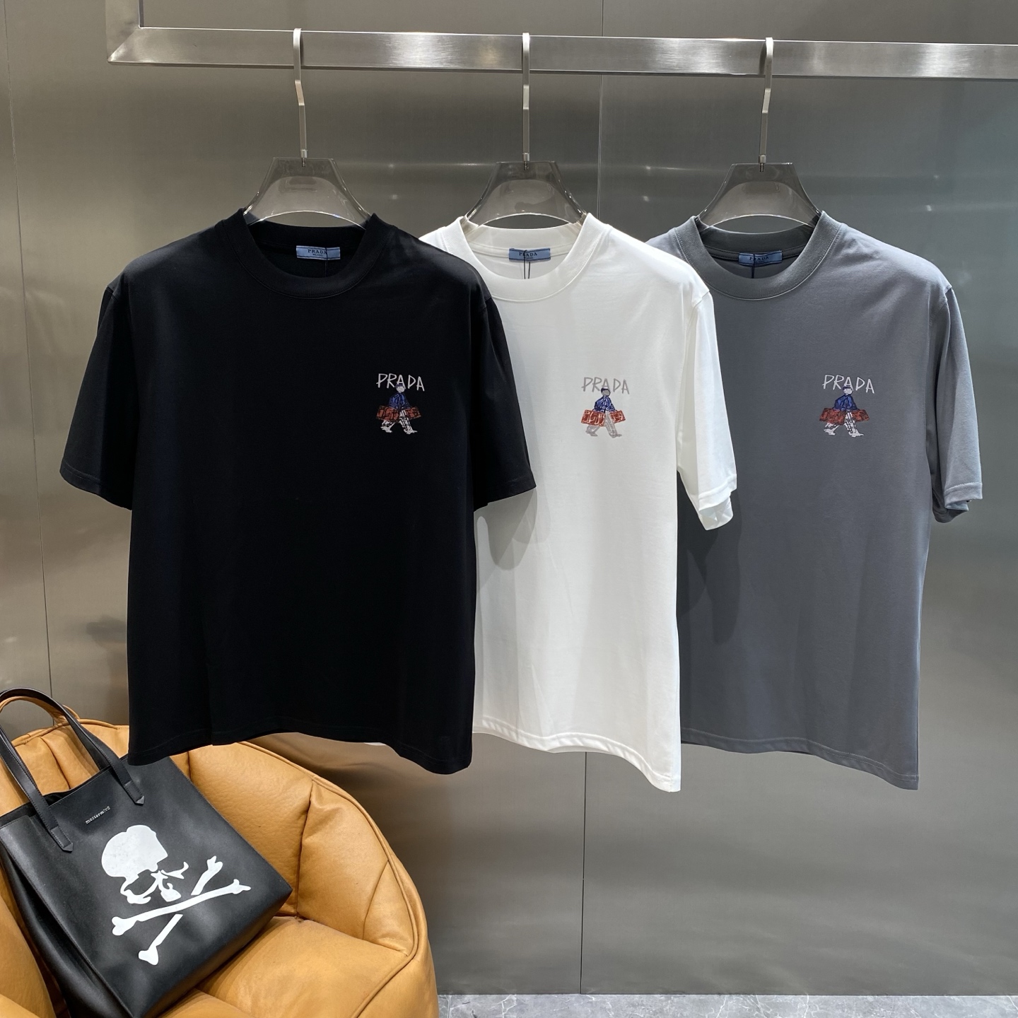 NO:500623,'Pujia' Prada short-sleeved Prada short-sleeved, simple and refined, simple and generous, giving people a fresh and elegant feeling. The small pattern design is super exquisite, and the words 'Prada' are matched with the cute little man's image. Although the colors are not ostentatious, they are full of details, which low-key highlights the unique charm of the brand. The fabric is soft and skin-friendly, M-3XL the next day, prada, prada, T-shirt, alexander wang19860909《普家》 Prada短袖 简约与精致 简洁大方,给人一种清新优雅的感觉. 小图案设计超精致,“Prada”字样搭配可爱的小人形象,色彩虽不张扬但细节满满,低调地彰显着品牌的独特魅力.面料柔软亲肤,M-3XL隔天,,prada,prada,T-shirt,alexander wang,Men's clothing