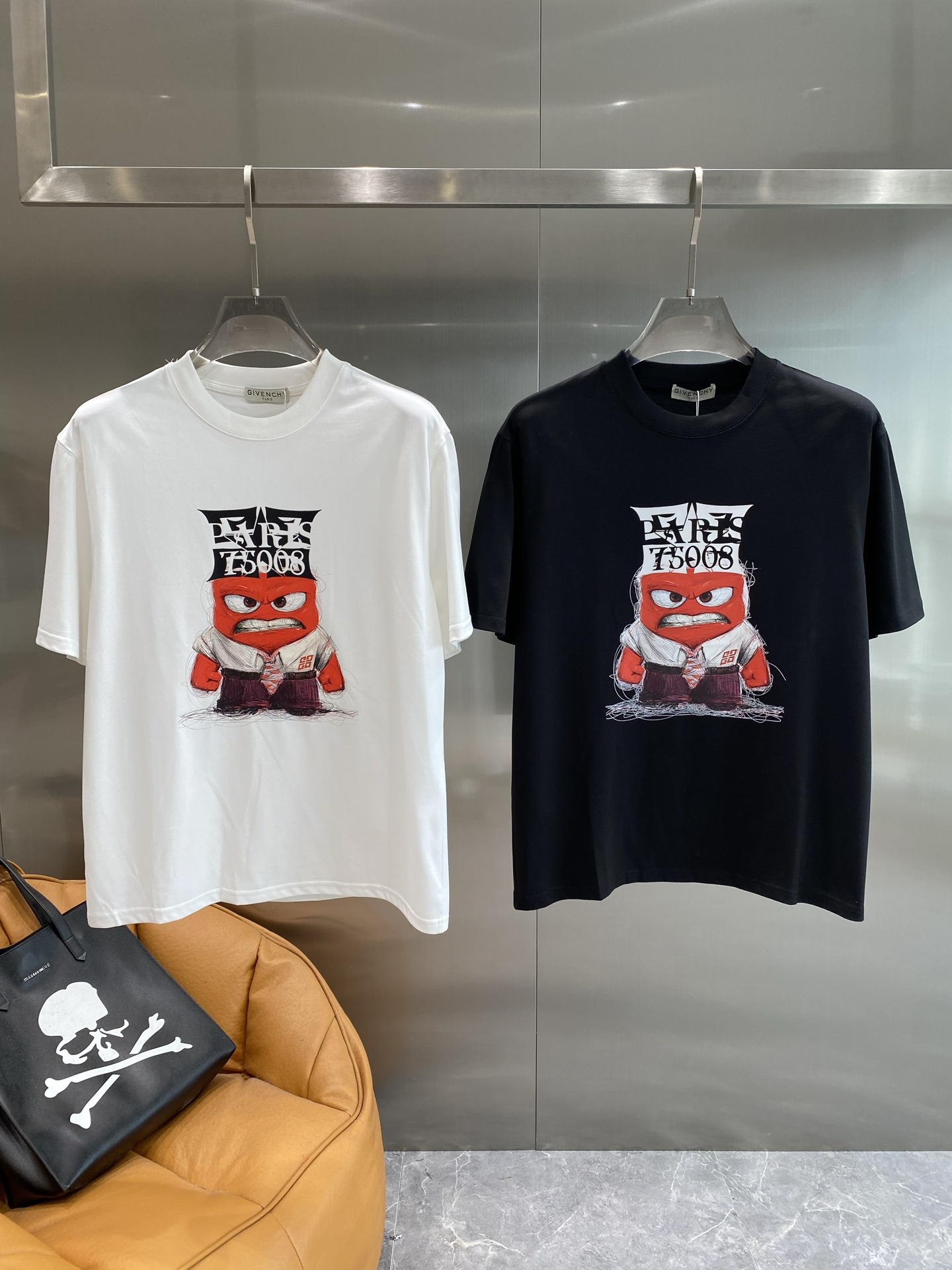 NO:499003,'Given Family' Givench's black T-shirt, a new fashion favorite for fun cartoons!  Simple and classic, it is a fashionable background that will never go wrong. The cartoon patterns are so interesting!  The red cartoon image has an angry expression and a little funny. The letters and numbers on the head add a bit of trendy. The whole pattern has a bright contrast and a unique design. M-3XL the next day, given, tees, t-shirt, alexander wang19860909《纪梵家》 纪梵希黑色T恤,趣味卡通的时尚新宠！简约又经典,是永远不会出错的时尚底色.卡通图案太有意思啦！红色的卡通形象,表情愤怒又带着点搞怪,头顶上的字母和数字,增加了几分潮流感.整个图案色彩对比鲜明,设计独特,M-3XL隔天,,givenchy,tees，t-shirt,alexander wang,Men's clothing