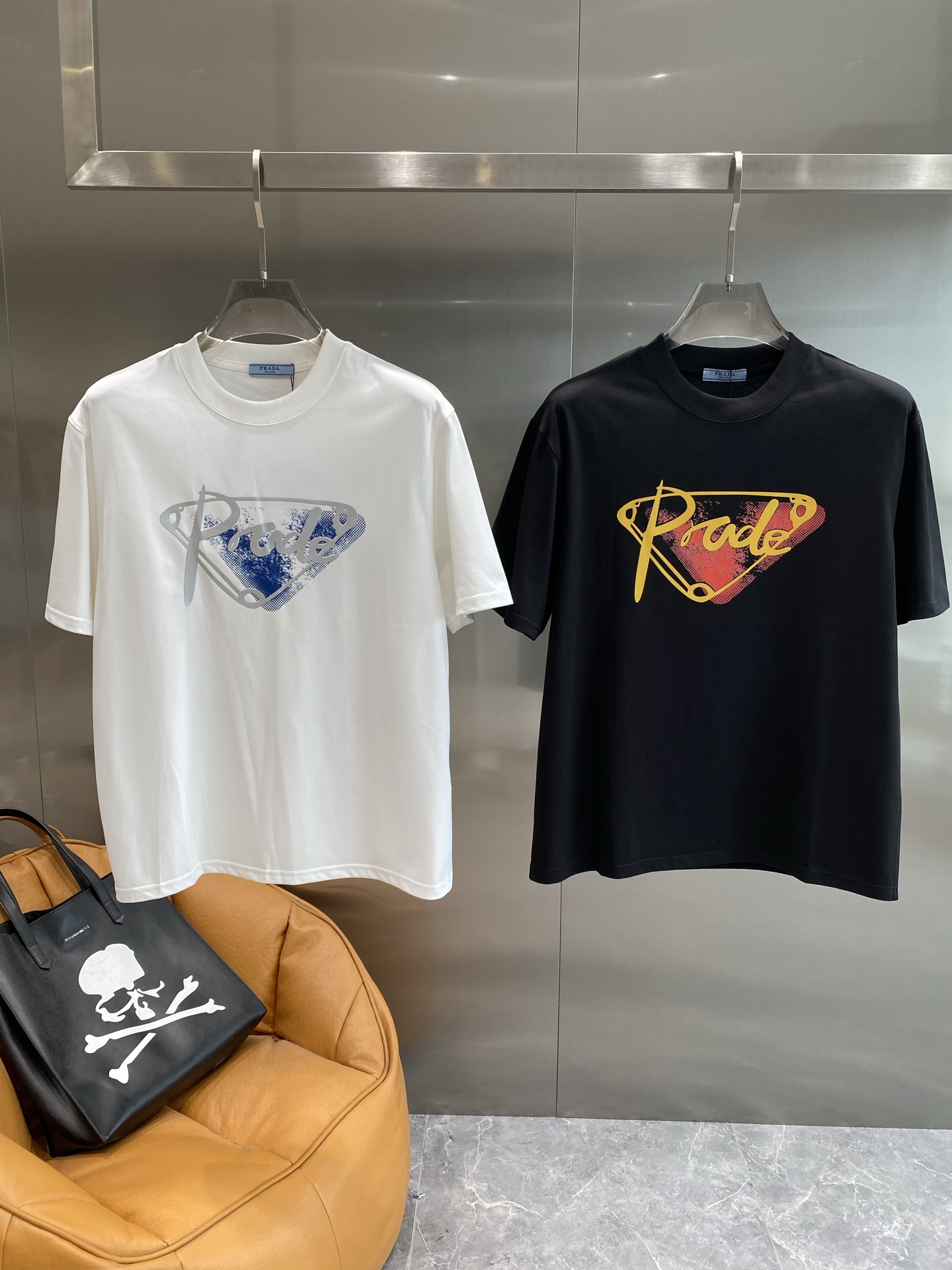 NO:499005,'Pujia' Prada short-sleeved collection of trendy elements!  Classic and versatile, exuding a mysterious and cool feeling. The patterns are so eye-catching!  The word 'Prada' in the triangle is outlined with yellow lines and red smudged inside. The colors collided to create a full of trendy style, and the design is unique and avant-garde. The fabric is soft and skin-friendly. The next day, prada, prada, prada, T-shirt, alexander wang19860909《普家》 普拉达短袖 潮流元素的酷炫集结！经典又百搭,散发着神秘的酷感.图案太吸睛！三角形内“Prada”字样,黄色线条勾勒,内部红色晕染,色彩碰撞出满满的潮流感,设计独特又前卫. 面料柔软亲肤,M-3XL隔天,,prada,prada,prada,T-shirt,alexander wang,Men's clothing