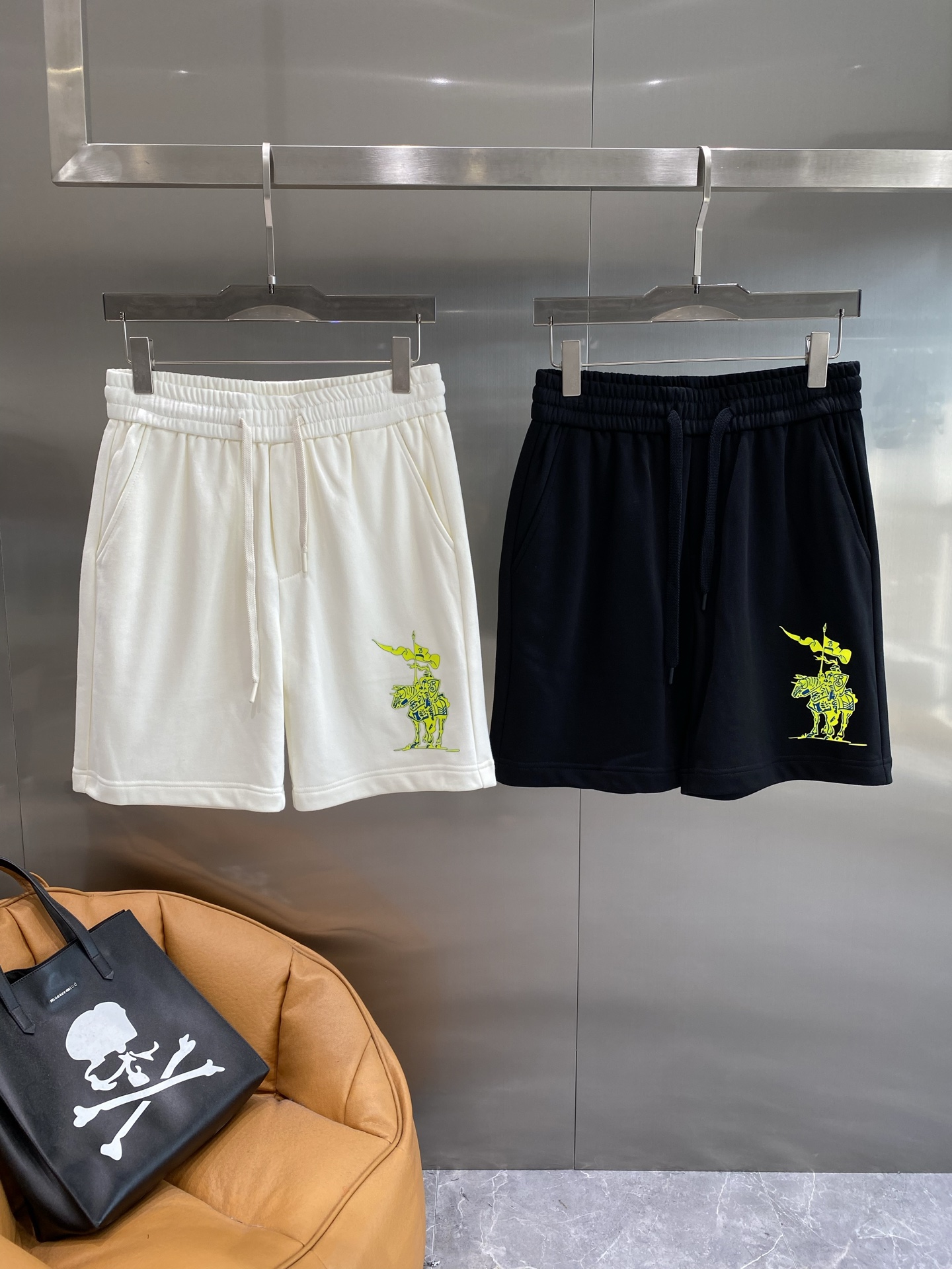 NO:500639,'Bajia' Burberry is simple and refreshing, the green skull knight pattern on the trousers is so eye-catching, and its personality is unique, adding an unruly trendy to the whole. The drawstring design is easy to adjust, and it is comfortable to wear. The fabric is soft and skin-friendly, M-3XL, burberry, burberry, alexander wang19860909《巴家》 巴宝莉 简约又清爽, 裤身的绿色骷髅骑士图案太吸睛了,个性又独特,给整体增添了一份不羁的潮流感.抽绳设计方便调节,穿着舒适自在. 面料柔软亲肤,M-3XL,,burberry,burberry,alexander wang,Men's clothing