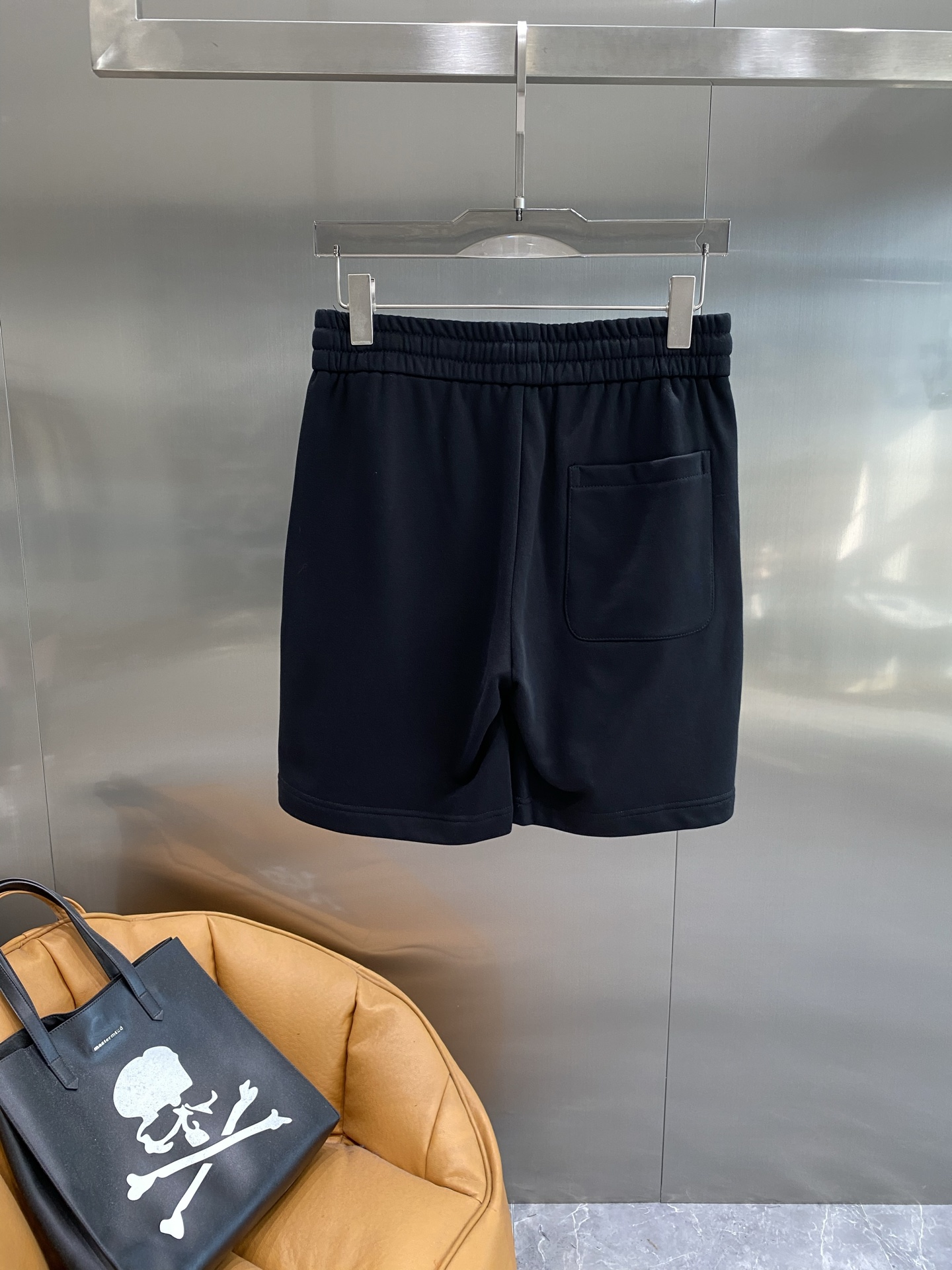 Valentino’s Low-Key Luxury Shorts: New Walloons Fashion with Unique Glamour - 图片 9
