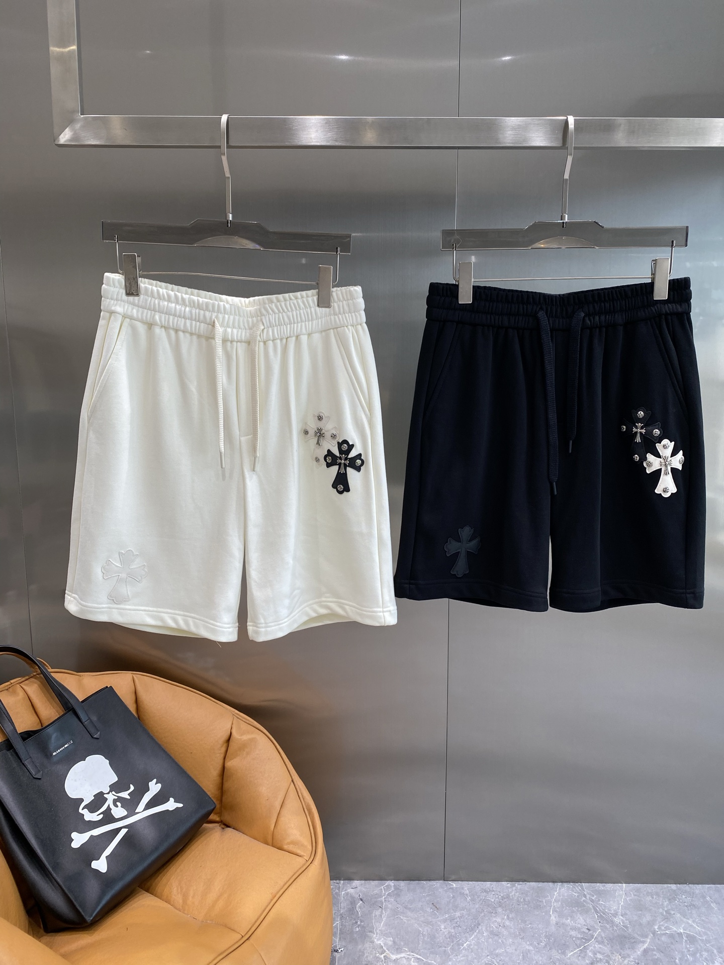 NO:500643,'Kejia' Crowxin Dark-wind cross shorts, pure black tone, mysterious and cool, exuding a unique charm. The cross decoration on the trousers is so eye-catching. The silver cross is paired with rivets, unique and ostentatious, and the black cross is low-key and textured, making this shorts unique in an instant. The drawstring design is easy to adjust, and it is comfortable to wear. The next day, chrome hearts, shorts, alexander wang19860909《克家》 克罗心 暗黑风十字架短裤,纯黑色调,神秘又酷帅,散发着独特的魅力.裤身上的十字架装饰太吸睛了,银色的十字架搭配铆钉,个性又张扬,还有黑色的十字架低调又有质感,让这条短裤瞬间与众不同.抽绳设计方便调节,穿着舒适自在.M-3XL隔天,,chrome hearts,shorts,alexander wang,Men's clothing