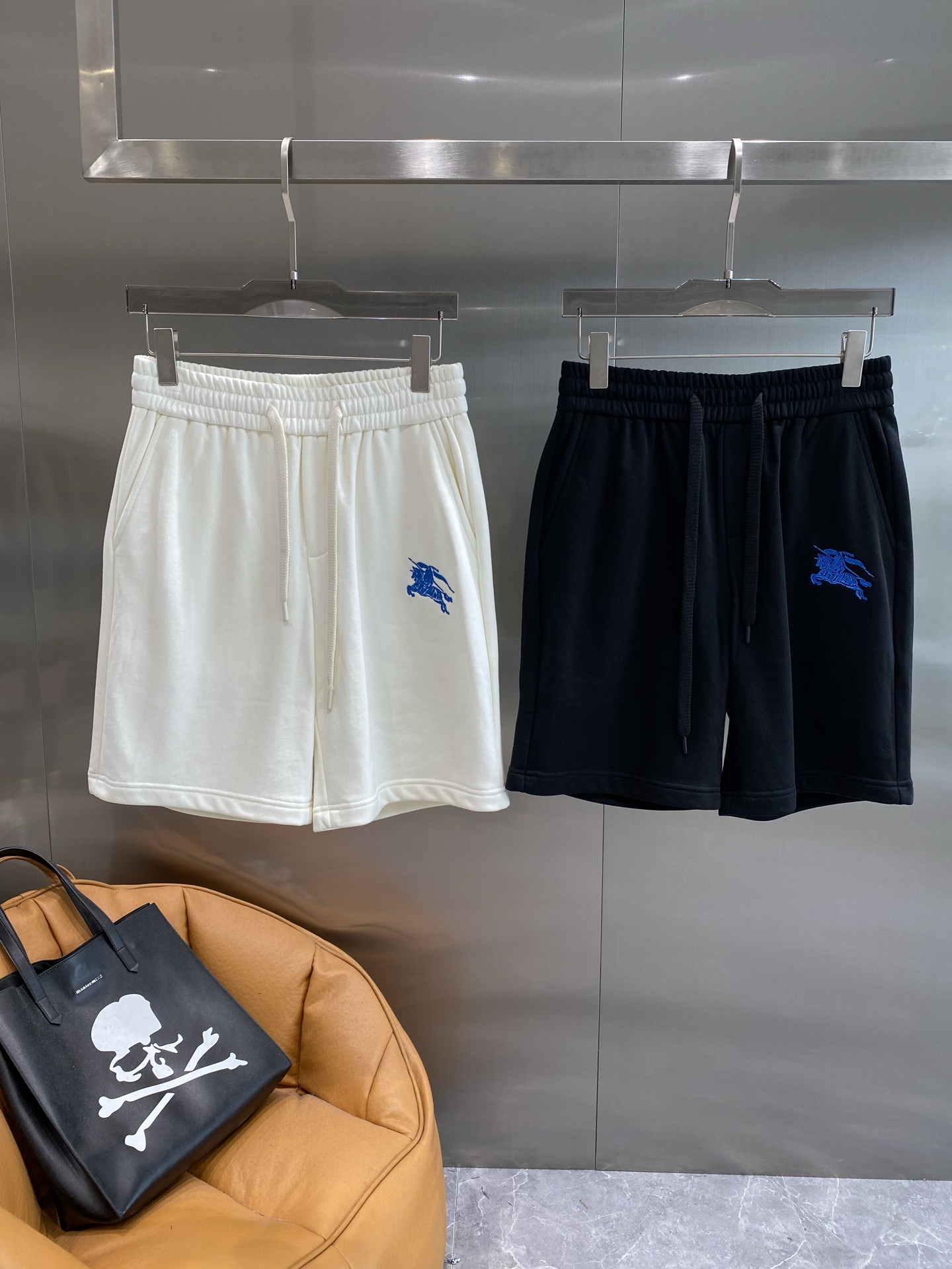 NO:500647,'Bajia' Burberry shorts, a perfect fusion of simplicity and luxury. The drawstring design is easy to adjust, and it is comfortable to wear. The blue brand knight logo on one side of the trouser is exquisite and eye-catching, instantly enhancing the overall fashion sense and inadvertently revealing a unique brand charm. The fabric is soft and comfortable, and it is also very breathable. The next day, burberry, burberry, shorts, alexander wang19860909《巴家》 Burberry短裤,简约与奢华的完美融合 抽绳设计方便调节,穿着舒适自在.裤身一侧蓝色的品牌骑士标志,精致又醒目,瞬间提升了整体的时尚感,不经意间透露出独特的品牌魅力.面料柔软舒适,透气性也很好,M-3XL隔天,,burberry,burberry,shorts,alexander wang,Men's clothing