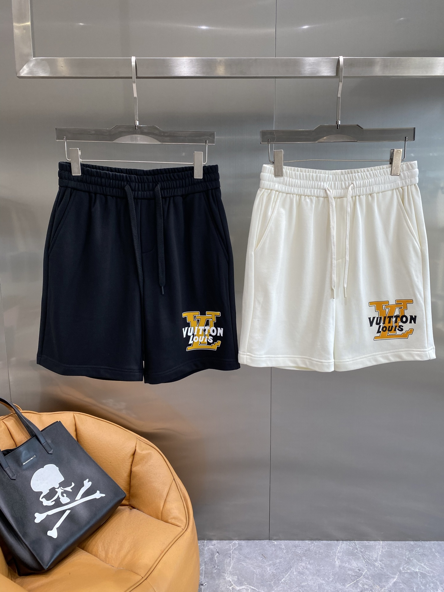 NO:500655,'Donkey House' LV shorts, luxurious letters show a trendy attitude!  Simple and elegant, classic and versatile. The eye-catching yellow 'LV' letters are matched with the white 'VUITTON LOUIS' and are luxurious, instantly becoming the visual focus, highlighting the unique brand charm of LV. The drawstring design is easy to adjust, and it is comfortable to wear. M-3XL,,louis vuitton,louis vuitton,louis vuitton,louis vuitton,louis vuitton,louis vuitton, shorts,alexander wang19860909《驴家》 LV短裤,奢华字母彰显潮流态度！简约大气,经典又百搭.醒目的黄色“LV”字母搭配白色“VUITTON LOUIS”字样,奢华感十足,瞬间成为视觉焦点,彰显着LV独特的品牌魅力.抽绳设计方便调节,穿着舒适自在.M-3XL,,louis vuitton,louis vuitton,louis vuitton,louis vuitton,shorts,alexander wang,Men's clothing