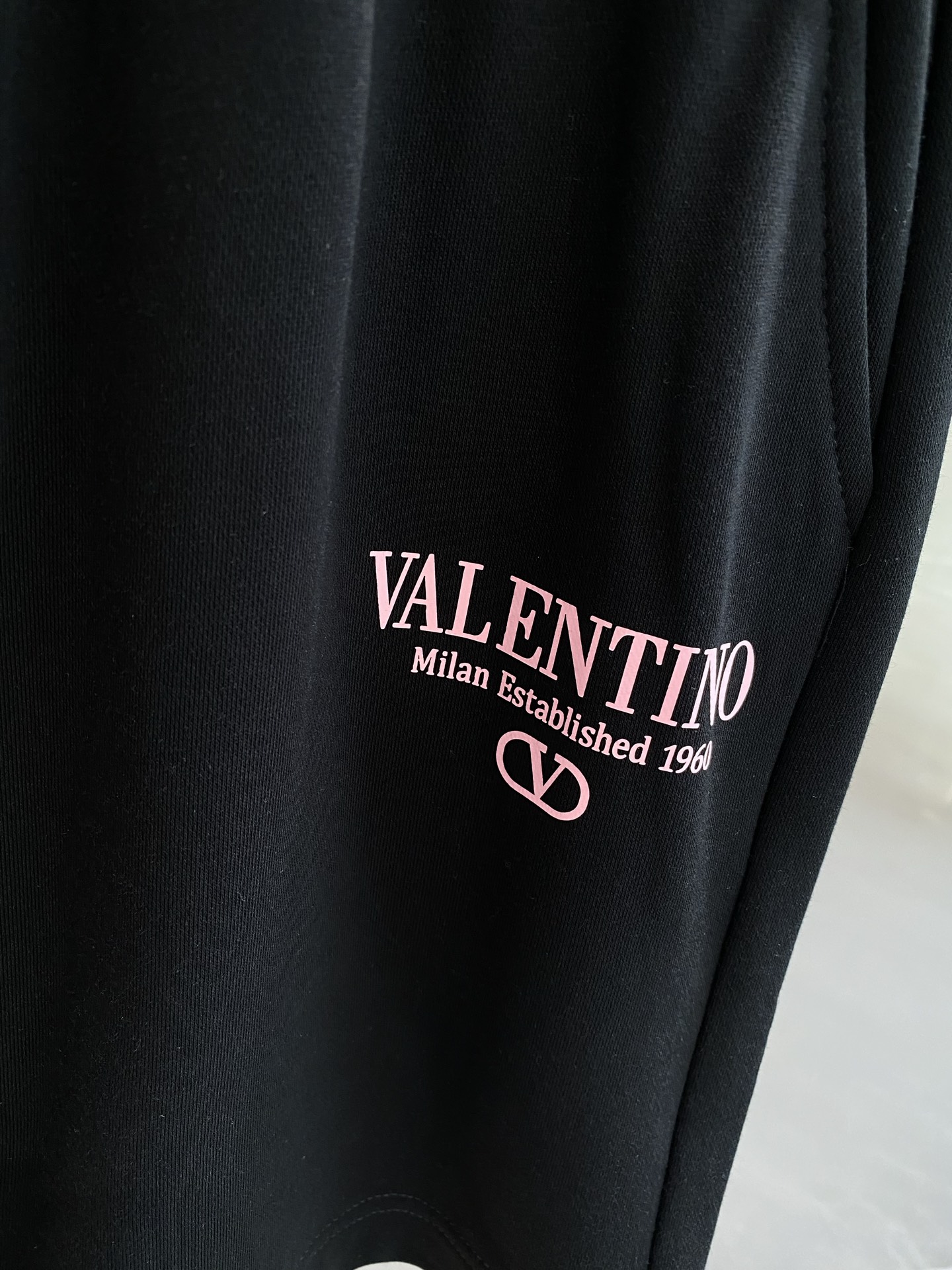 Valentino’s Low-Key Luxury Shorts: New Walloons Fashion with Unique Glamour - 图片 7