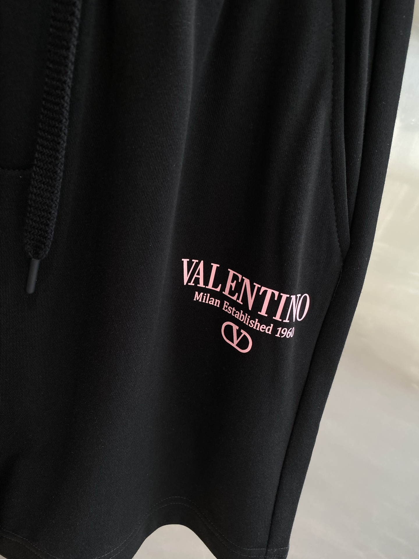 Valentino’s Low-Key Luxury Shorts: New Walloons Fashion with Unique Glamour - 图片 6