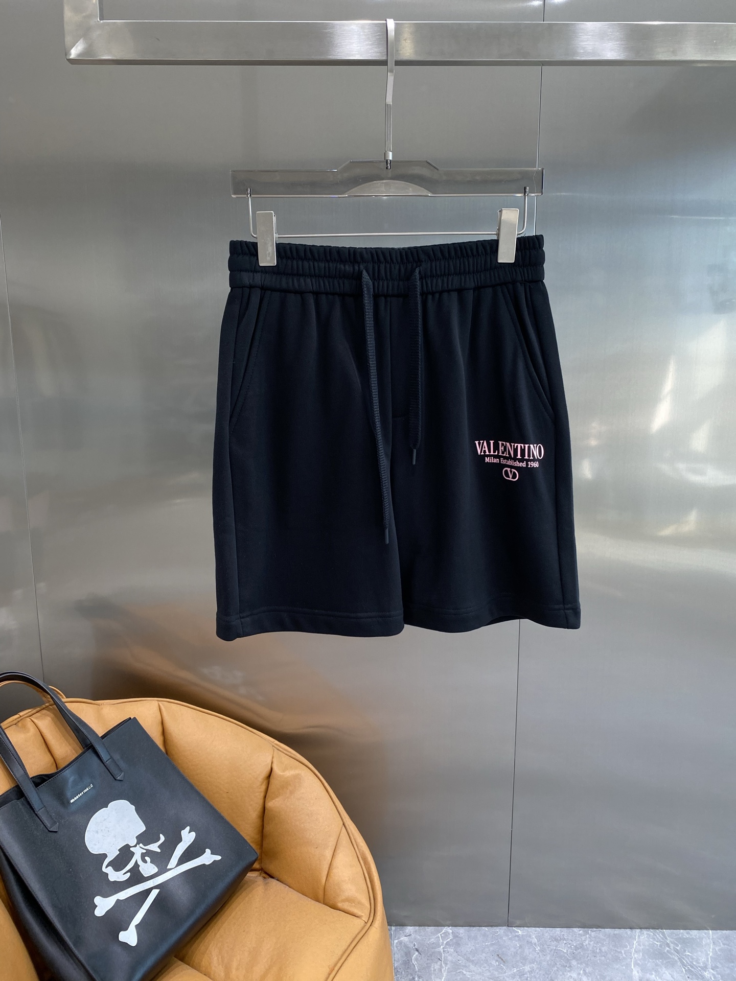 Valentino’s Low-Key Luxury Shorts: New Walloons Fashion with Unique Glamour - 图片 2