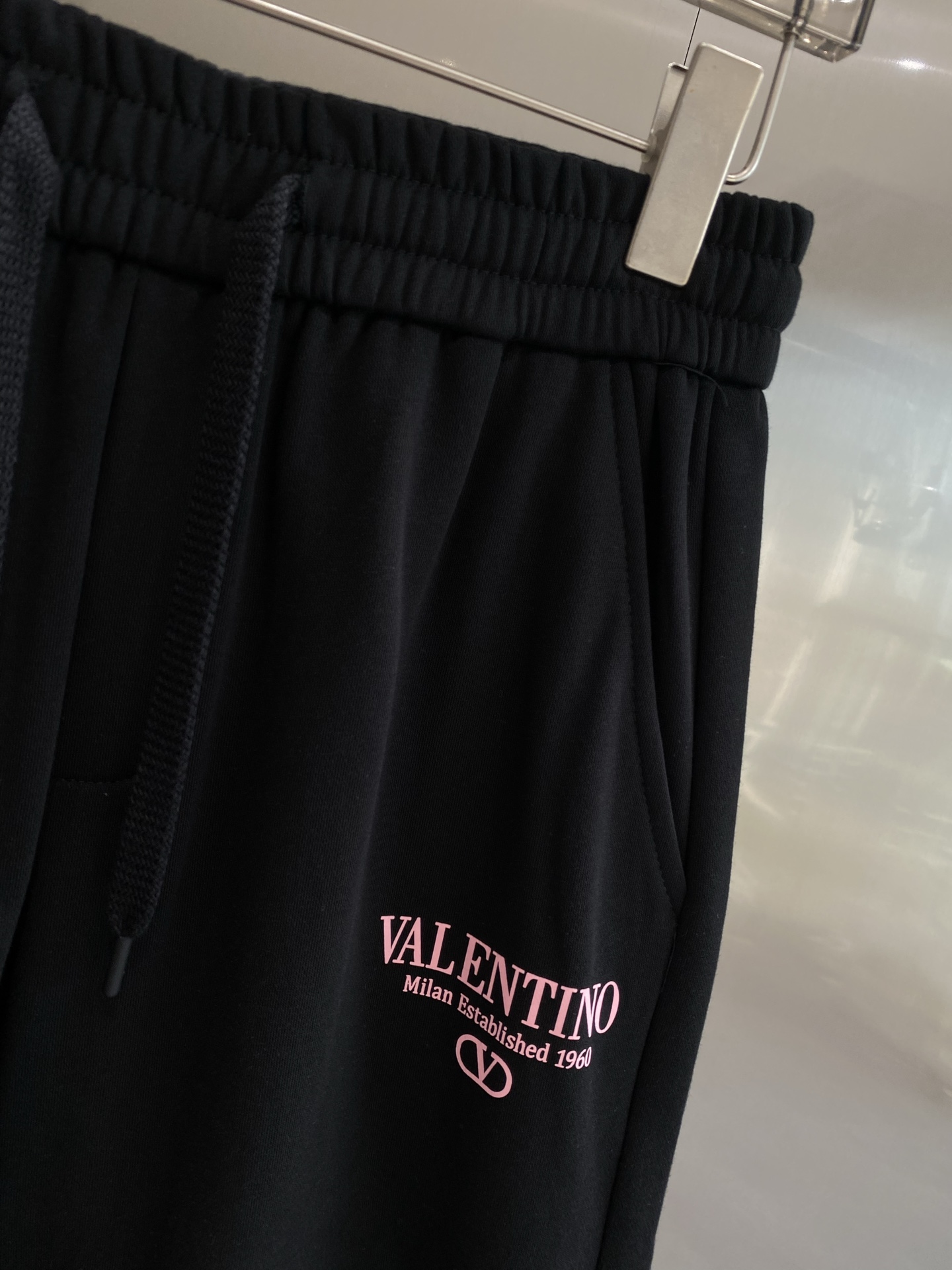 Valentino’s Low-Key Luxury Shorts: New Walloons Fashion with Unique Glamour - 图片 5