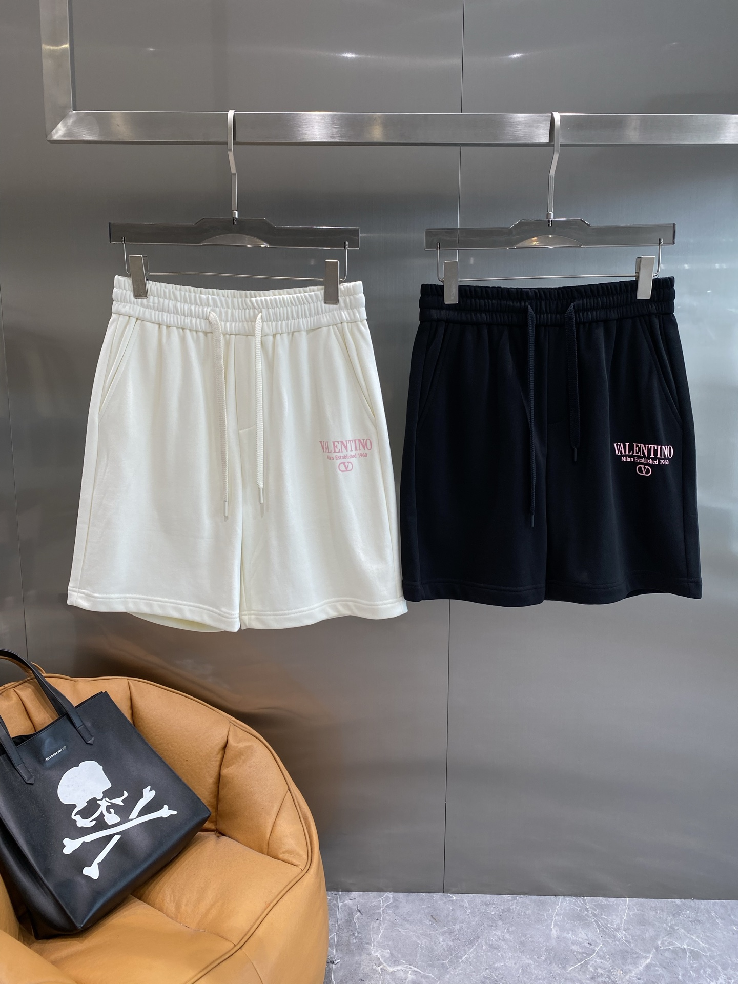 Valentino’s Low-Key Luxury Shorts: New Walloons Fashion with Unique Glamour